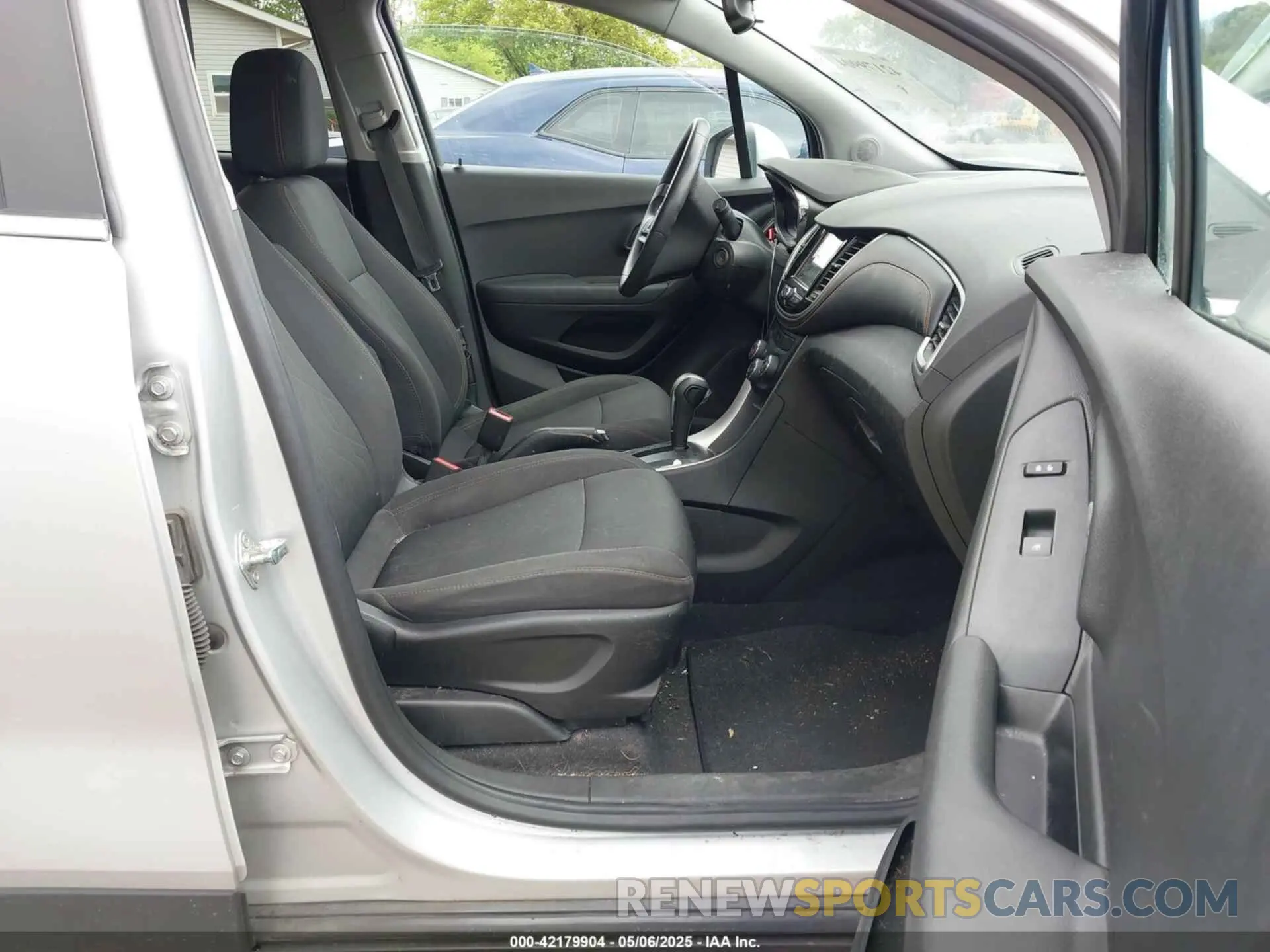 5 Photograph of a damaged car 3GNCJLSB4KL256651 CHEVROLET TRAX 2019