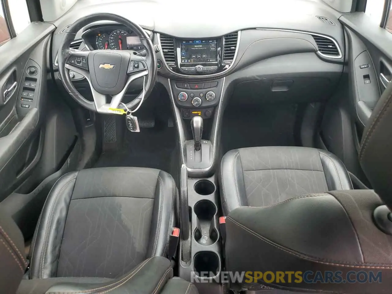 8 Photograph of a damaged car 3GNCJLSB4KL323586 CHEVROLET TRAX 2019