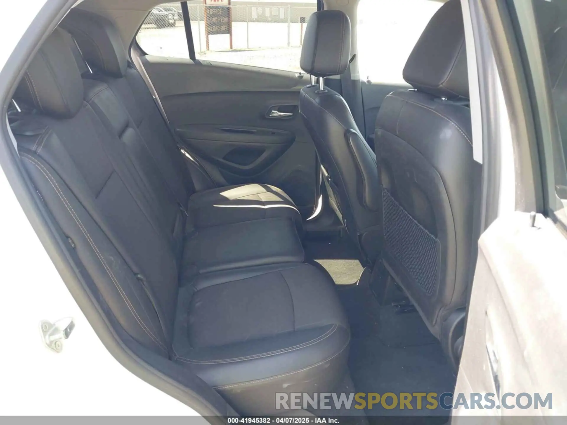 8 Photograph of a damaged car 3GNCJLSB5KL206373 CHEVROLET TRAX 2019