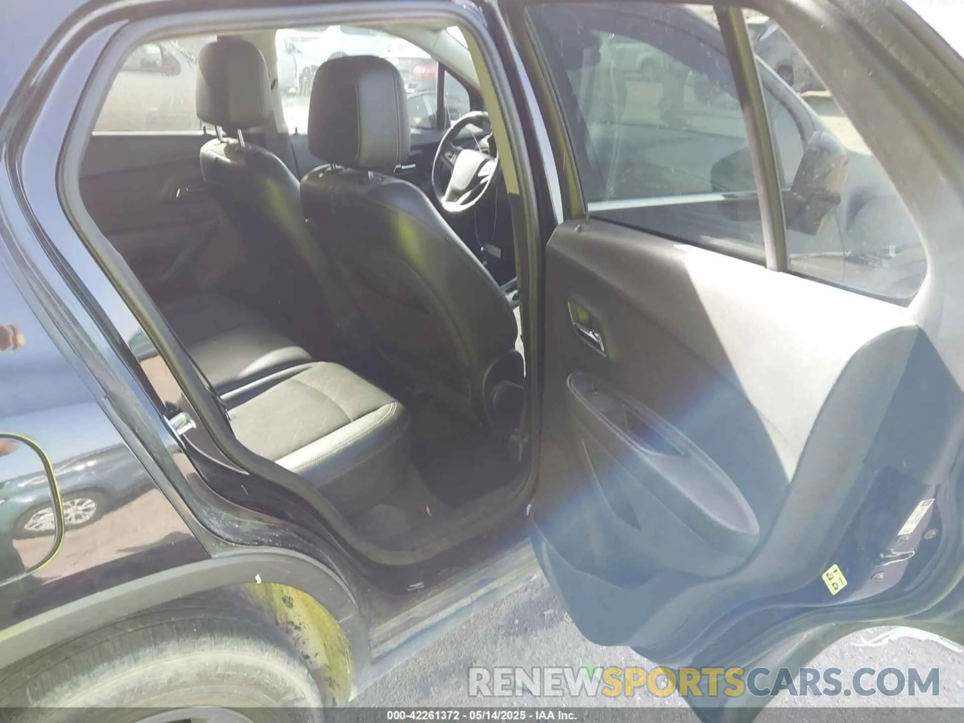 8 Photograph of a damaged car 3GNCJLSB5KL392562 CHEVROLET TRAX 2019
