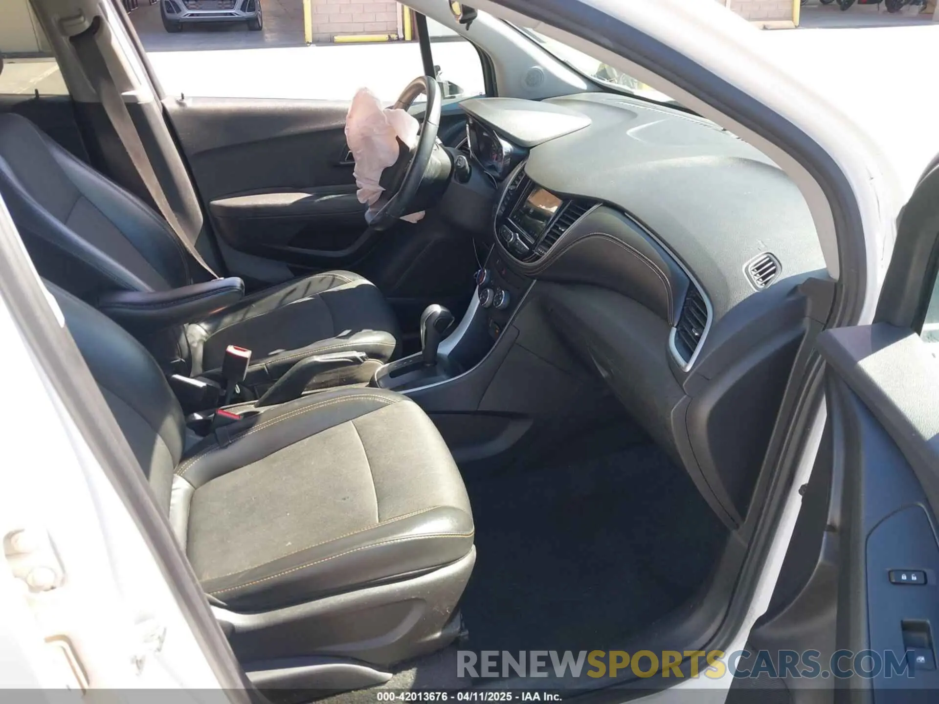 5 Photograph of a damaged car 3GNCJLSB6KL149942 CHEVROLET TRAX 2019