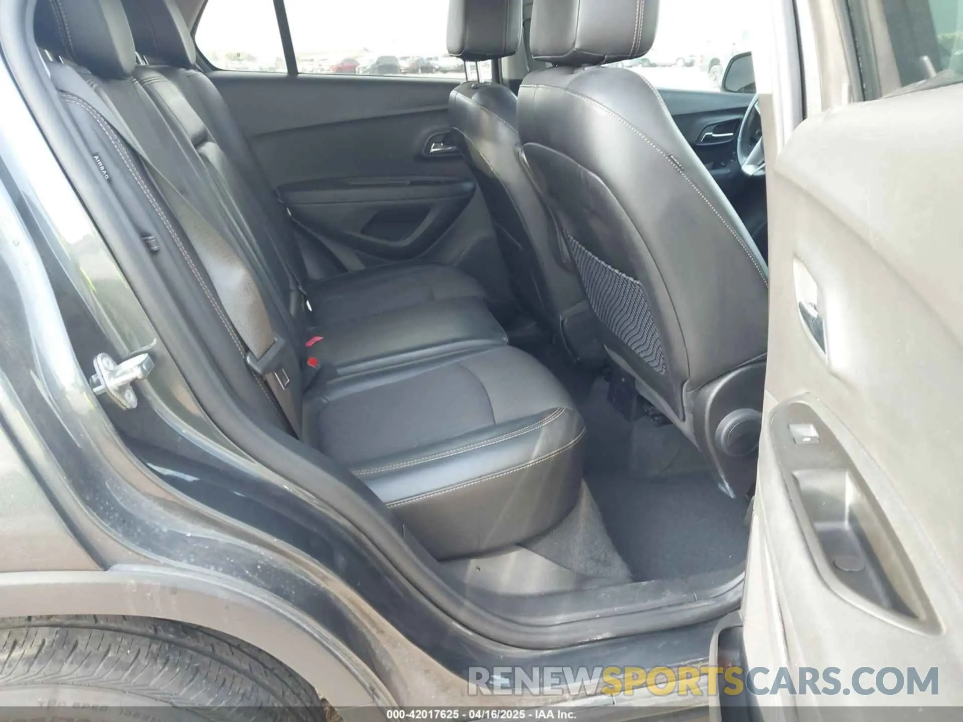 8 Photograph of a damaged car 3GNCJLSB6KL352619 CHEVROLET TRAX 2019