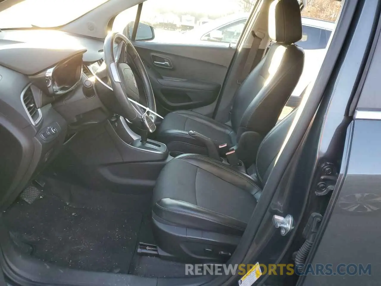 7 Photograph of a damaged car 3GNCJLSB6KL370389 CHEVROLET TRAX 2019