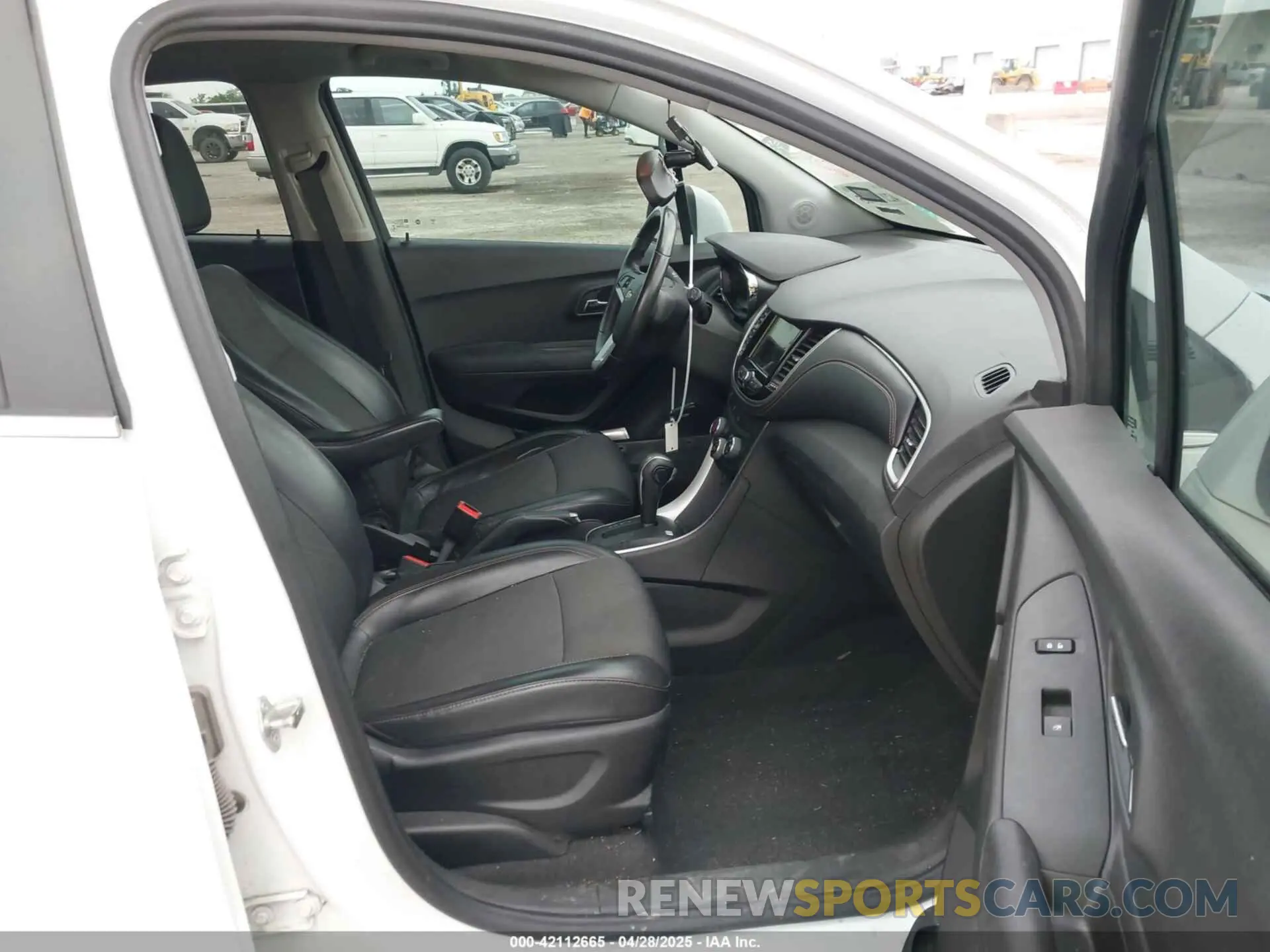 5 Photograph of a damaged car 3GNCJLSB7KL150095 CHEVROLET TRAX 2019