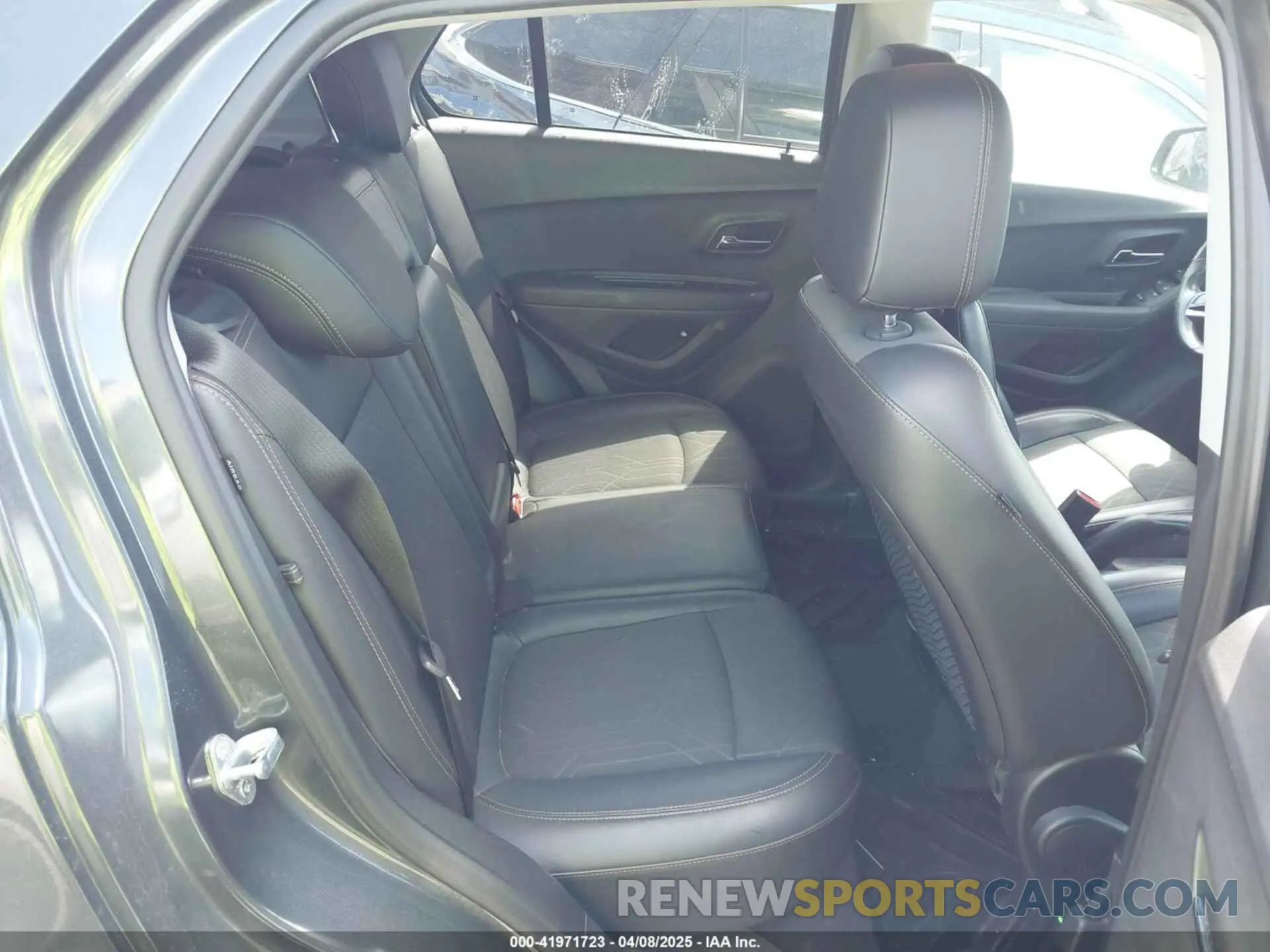 8 Photograph of a damaged car 3GNCJLSB7KL257518 CHEVROLET TRAX 2019