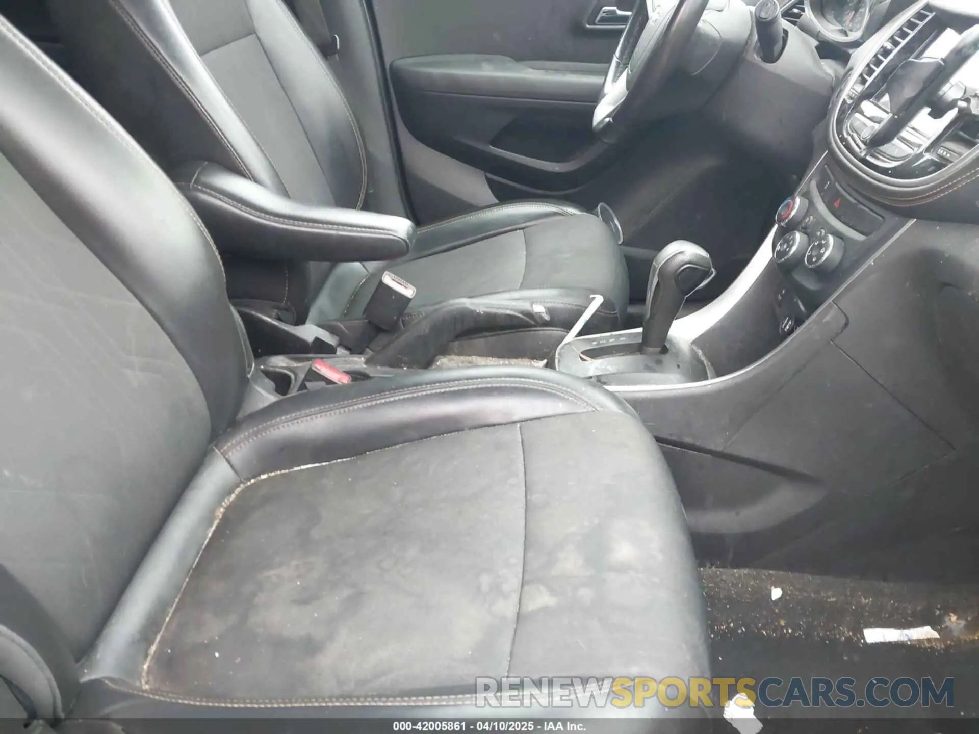 5 Photograph of a damaged car 3GNCJLSB7KL327065 CHEVROLET TRAX 2019