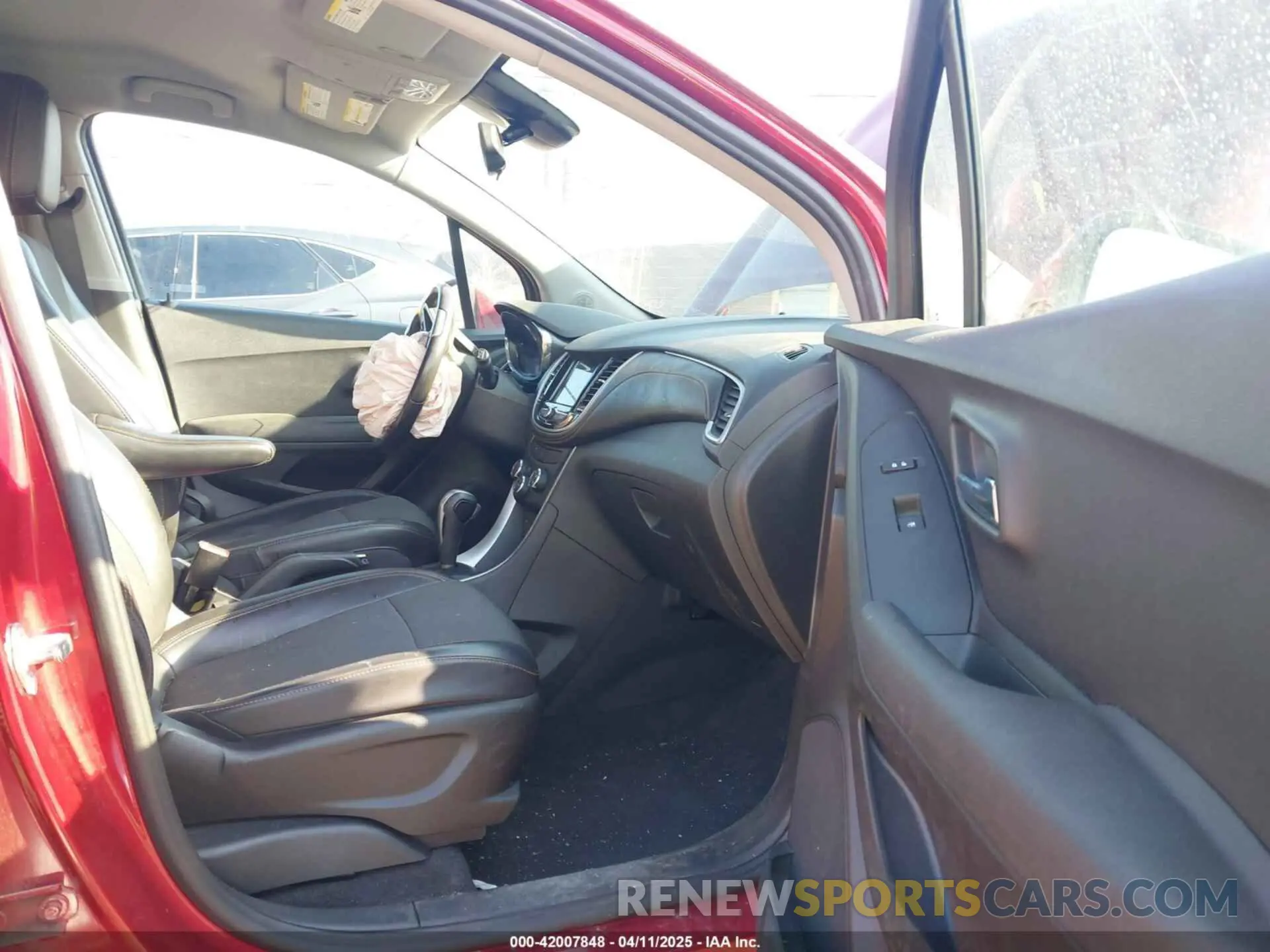 5 Photograph of a damaged car 3GNCJLSB8KL338057 CHEVROLET TRAX 2019