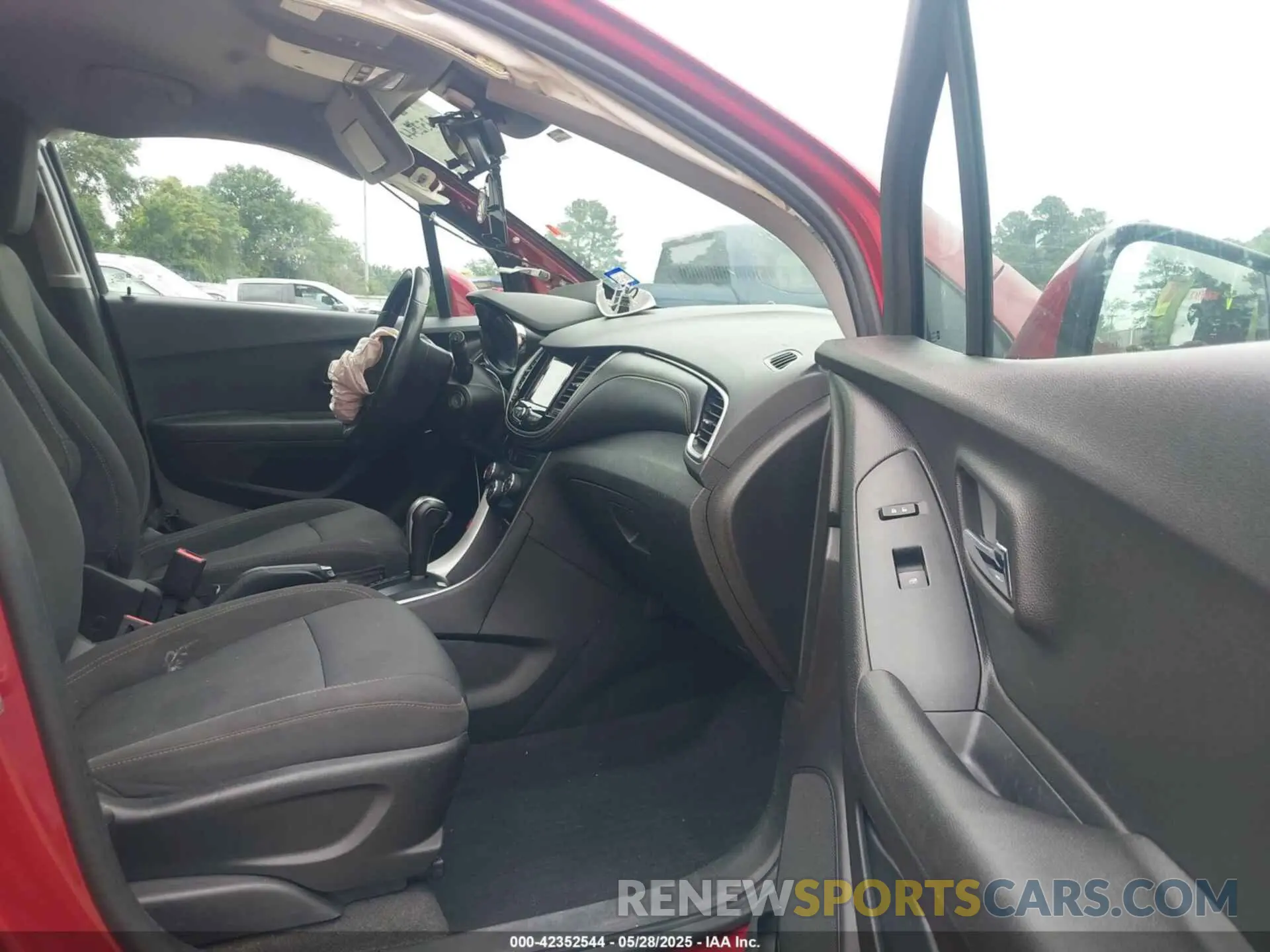 5 Photograph of a damaged car 3GNCJLSBXKL207325 CHEVROLET TRAX 2019