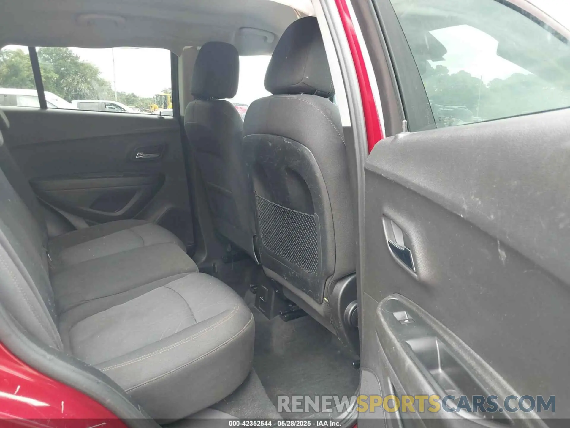 8 Photograph of a damaged car 3GNCJLSBXKL207325 CHEVROLET TRAX 2019