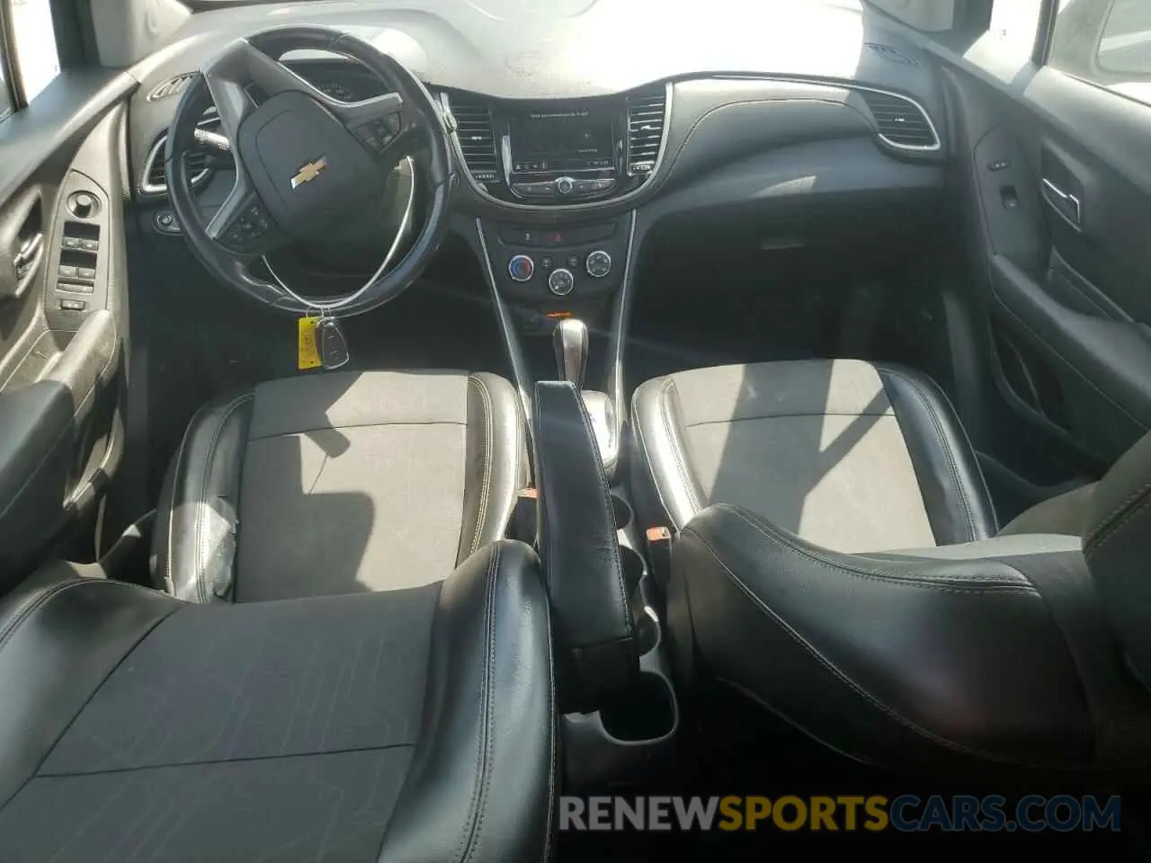 8 Photograph of a damaged car 3GNCJLSBXKL370623 CHEVROLET TRAX 2019