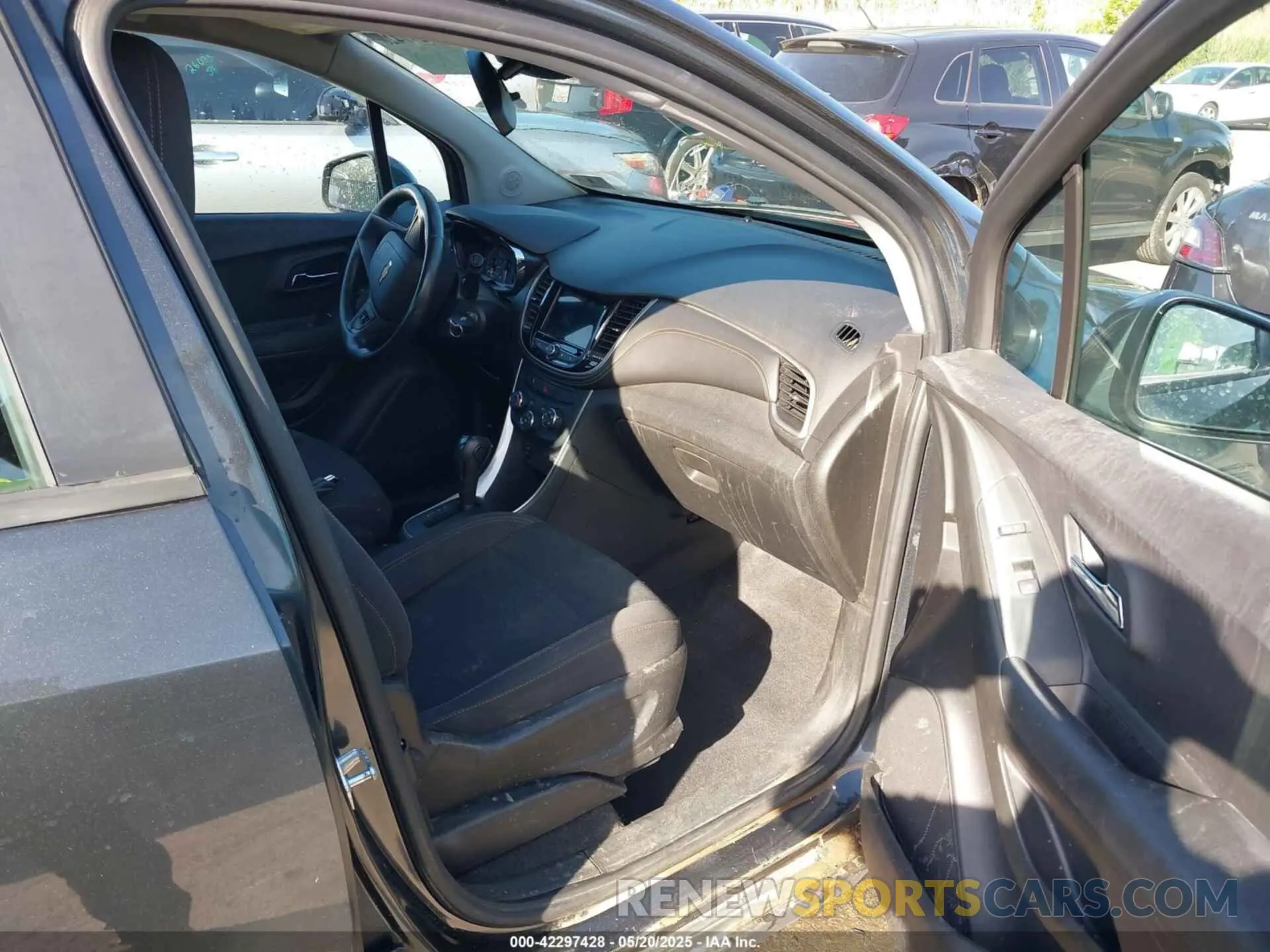 5 Photograph of a damaged car 3GNCJNSB0KL270140 CHEVROLET TRAX 2019