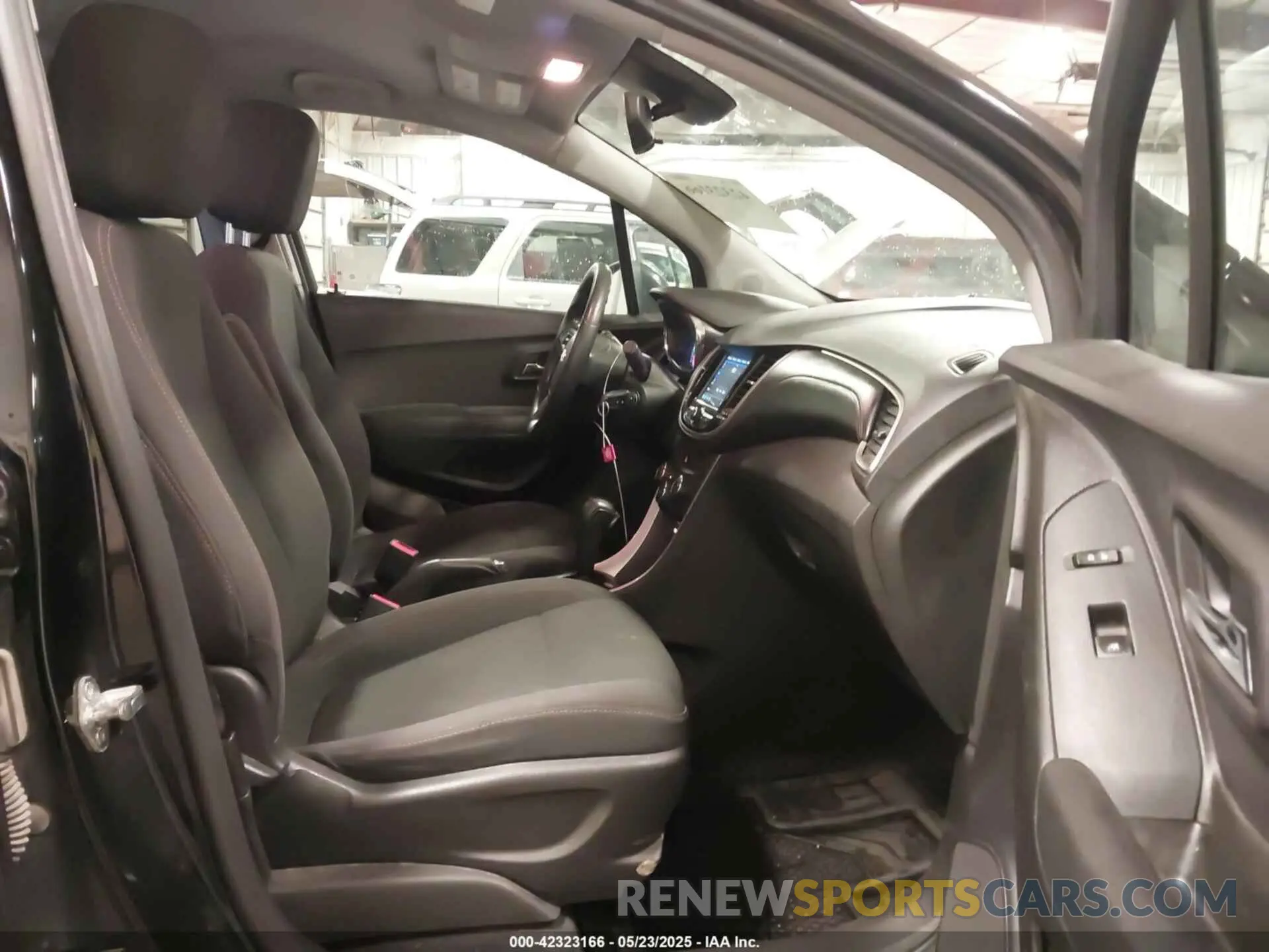 5 Photograph of a damaged car 3GNCJNSB2KL167995 CHEVROLET TRAX 2019