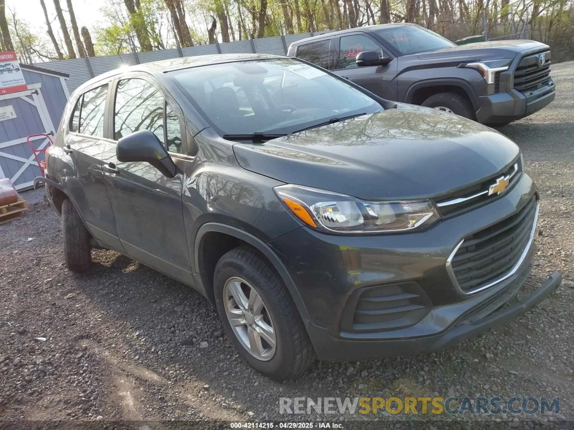 1 Photograph of a damaged car 3GNCJNSB2KL282967 CHEVROLET TRAX 2019
