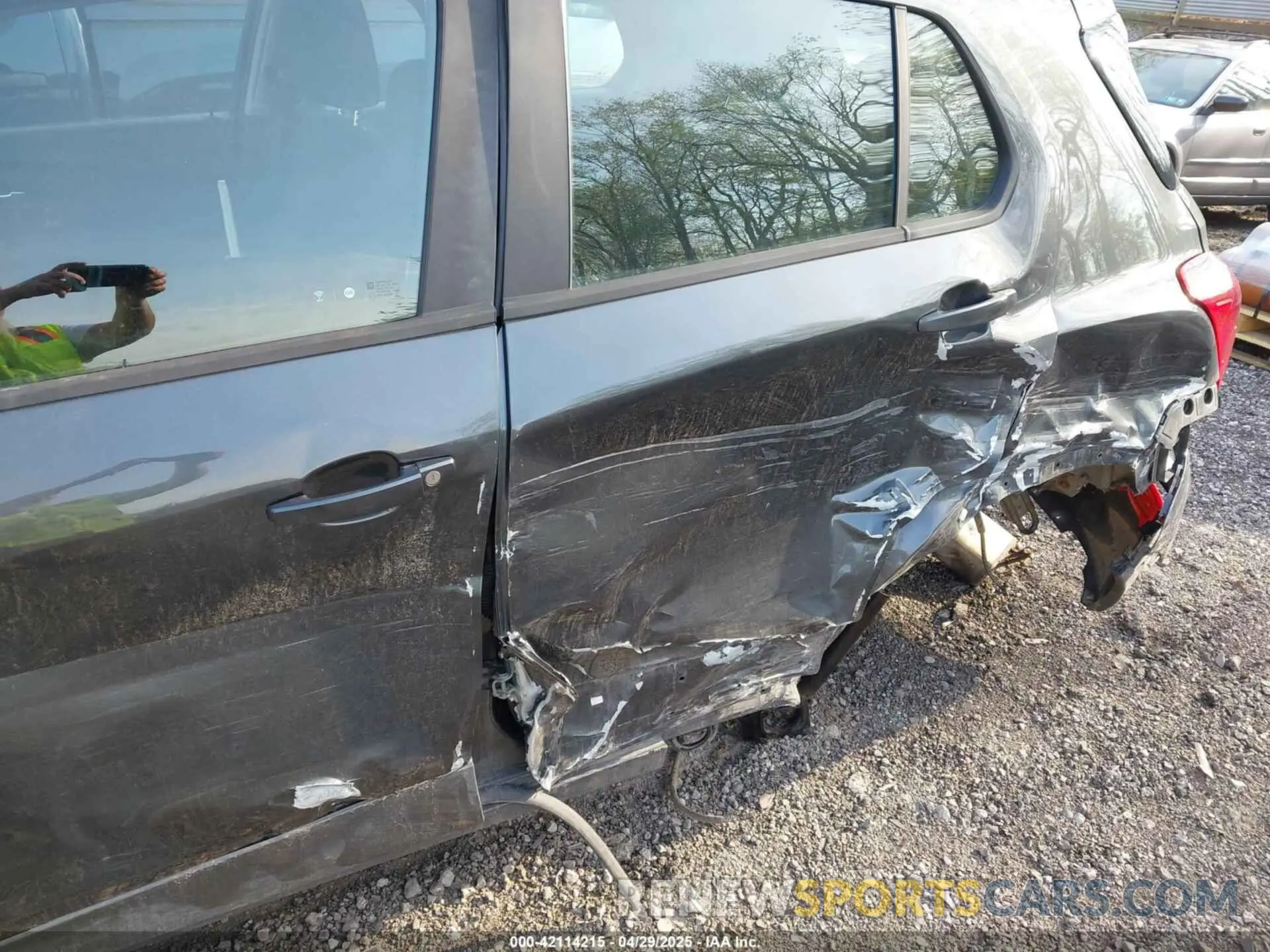 17 Photograph of a damaged car 3GNCJNSB2KL282967 CHEVROLET TRAX 2019