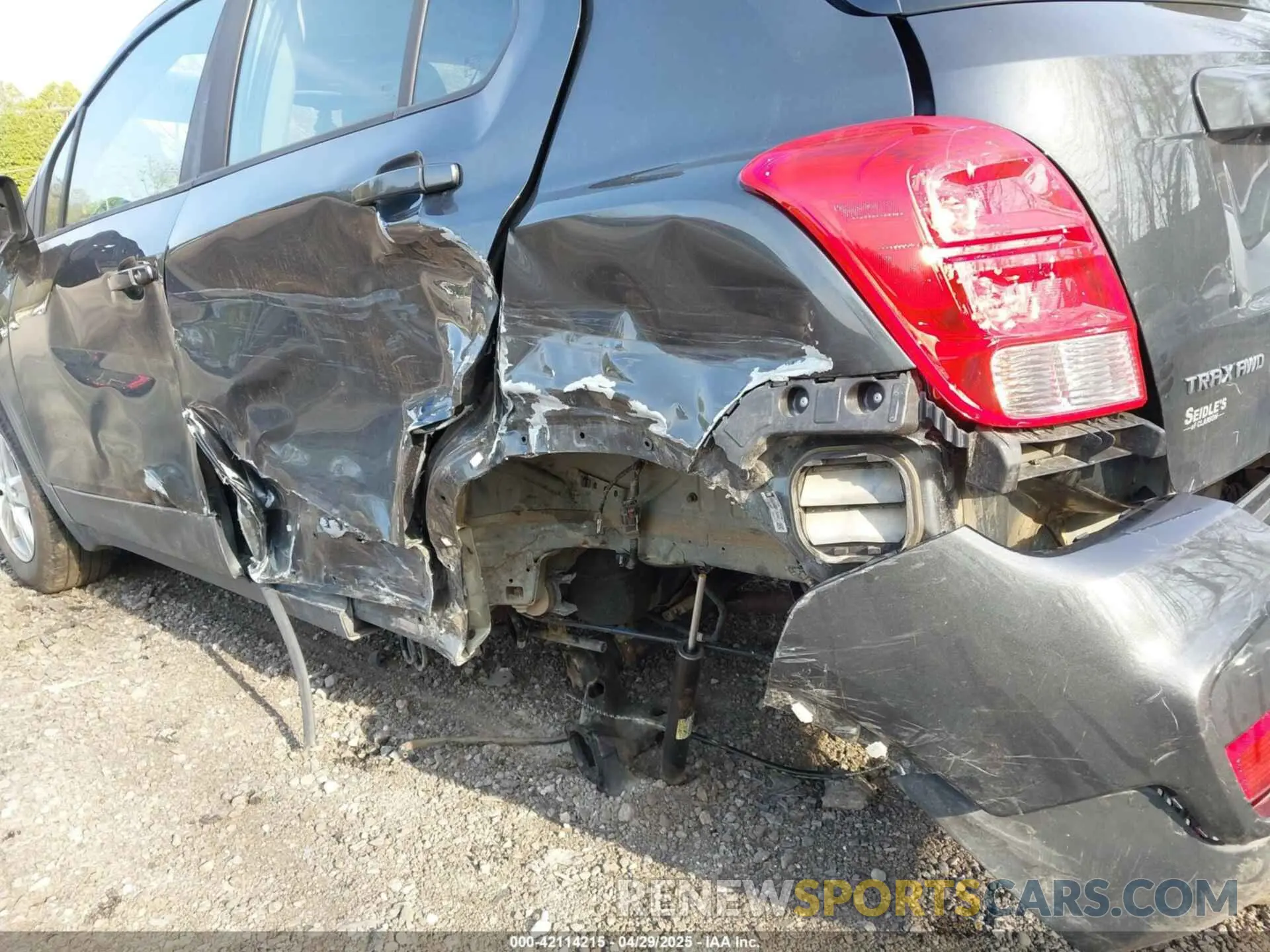 18 Photograph of a damaged car 3GNCJNSB2KL282967 CHEVROLET TRAX 2019
