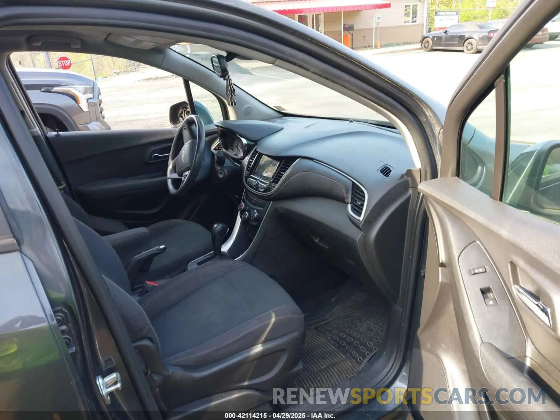 5 Photograph of a damaged car 3GNCJNSB2KL282967 CHEVROLET TRAX 2019