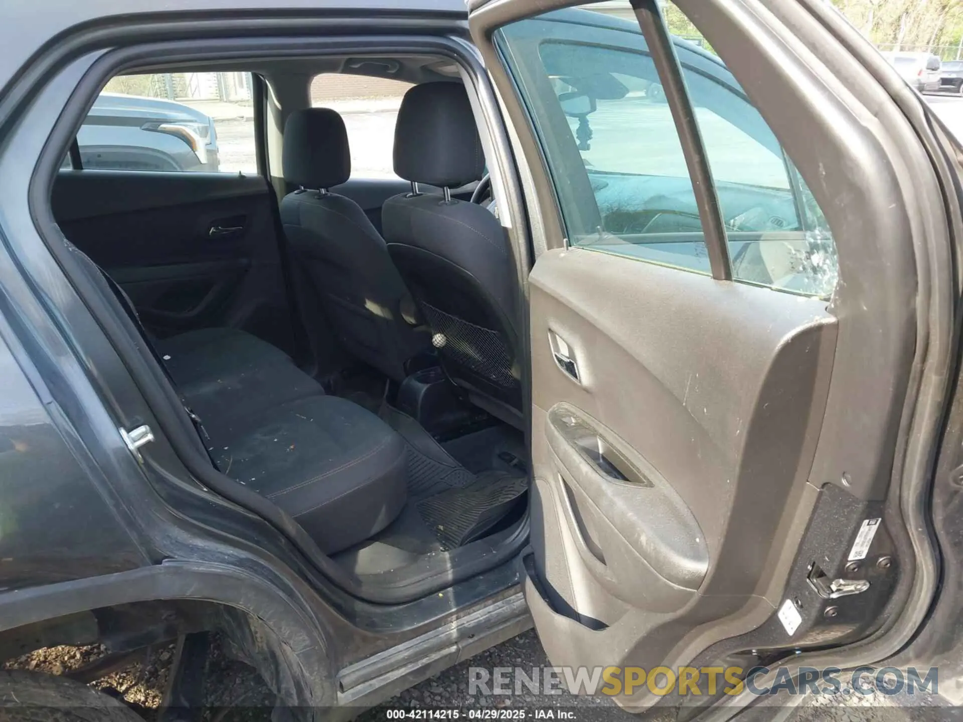 8 Photograph of a damaged car 3GNCJNSB2KL282967 CHEVROLET TRAX 2019