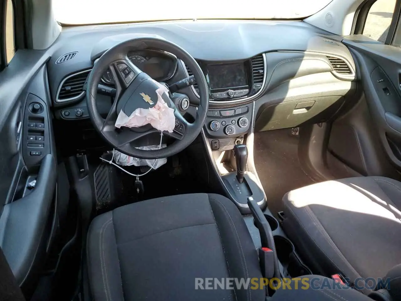8 Photograph of a damaged car 3GNCJNSB2KL290910 CHEVROLET TRAX 2019