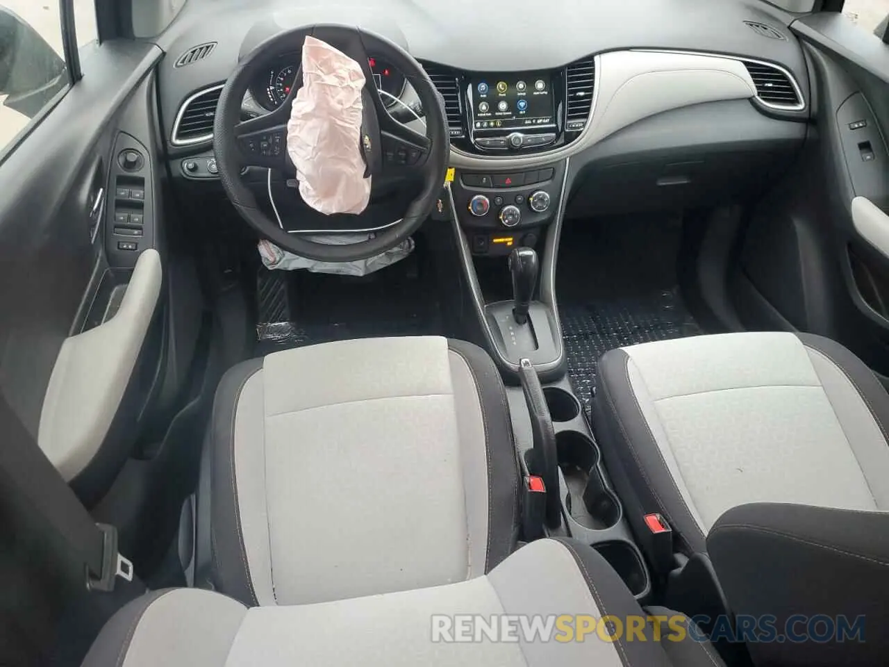 8 Photograph of a damaged car 3GNCJNSB2KL402153 CHEVROLET TRAX 2019