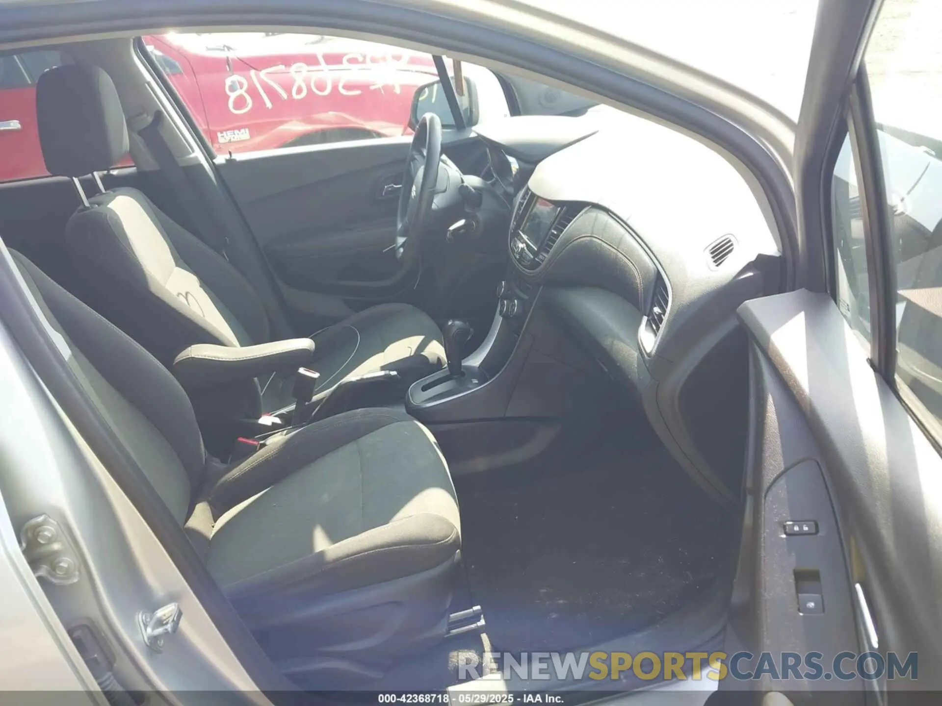 5 Photograph of a damaged car 3GNCJNSB4KL173930 CHEVROLET TRAX 2019