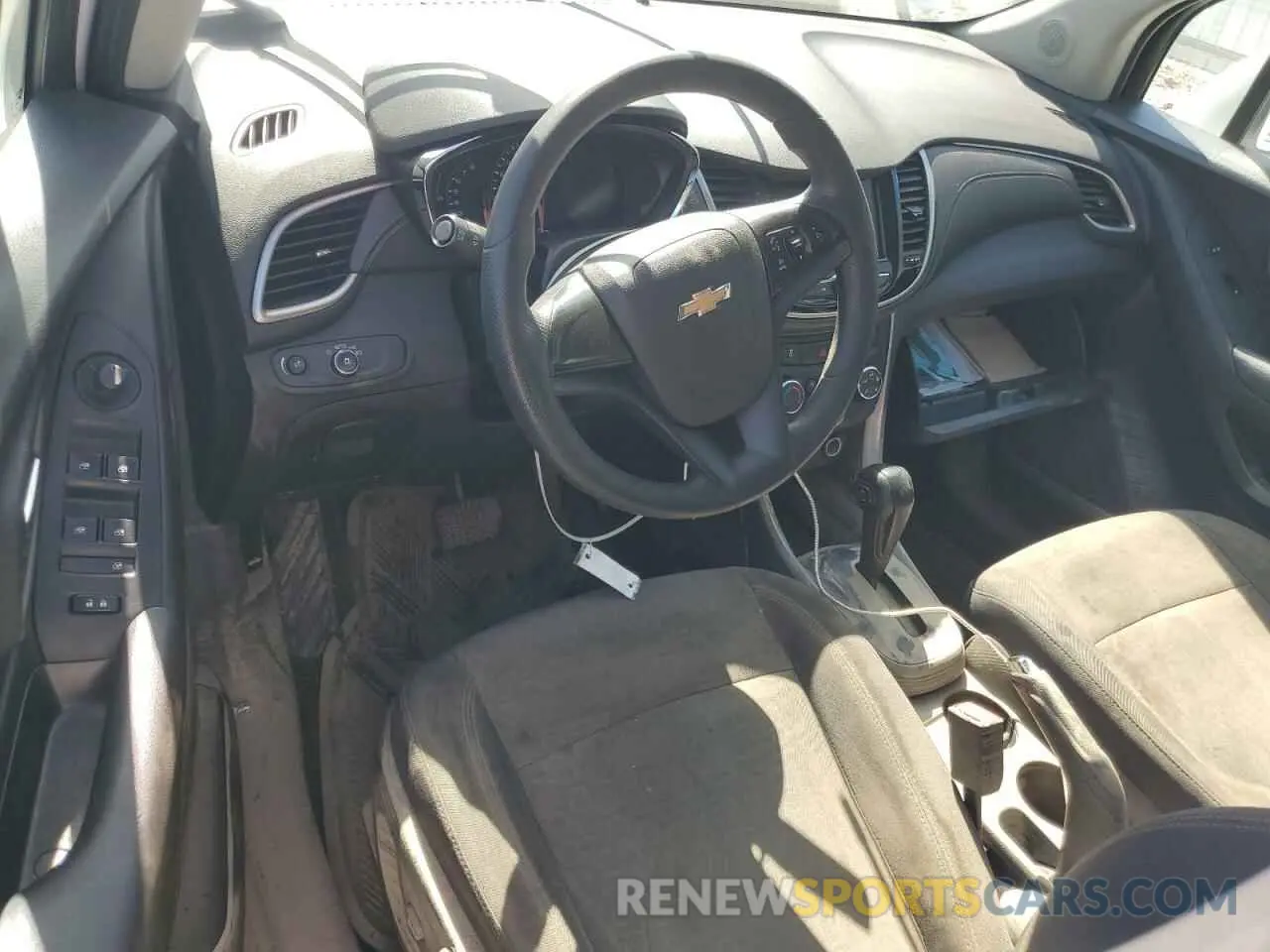 8 Photograph of a damaged car 3GNCJNSB4KL183499 CHEVROLET TRAX 2019