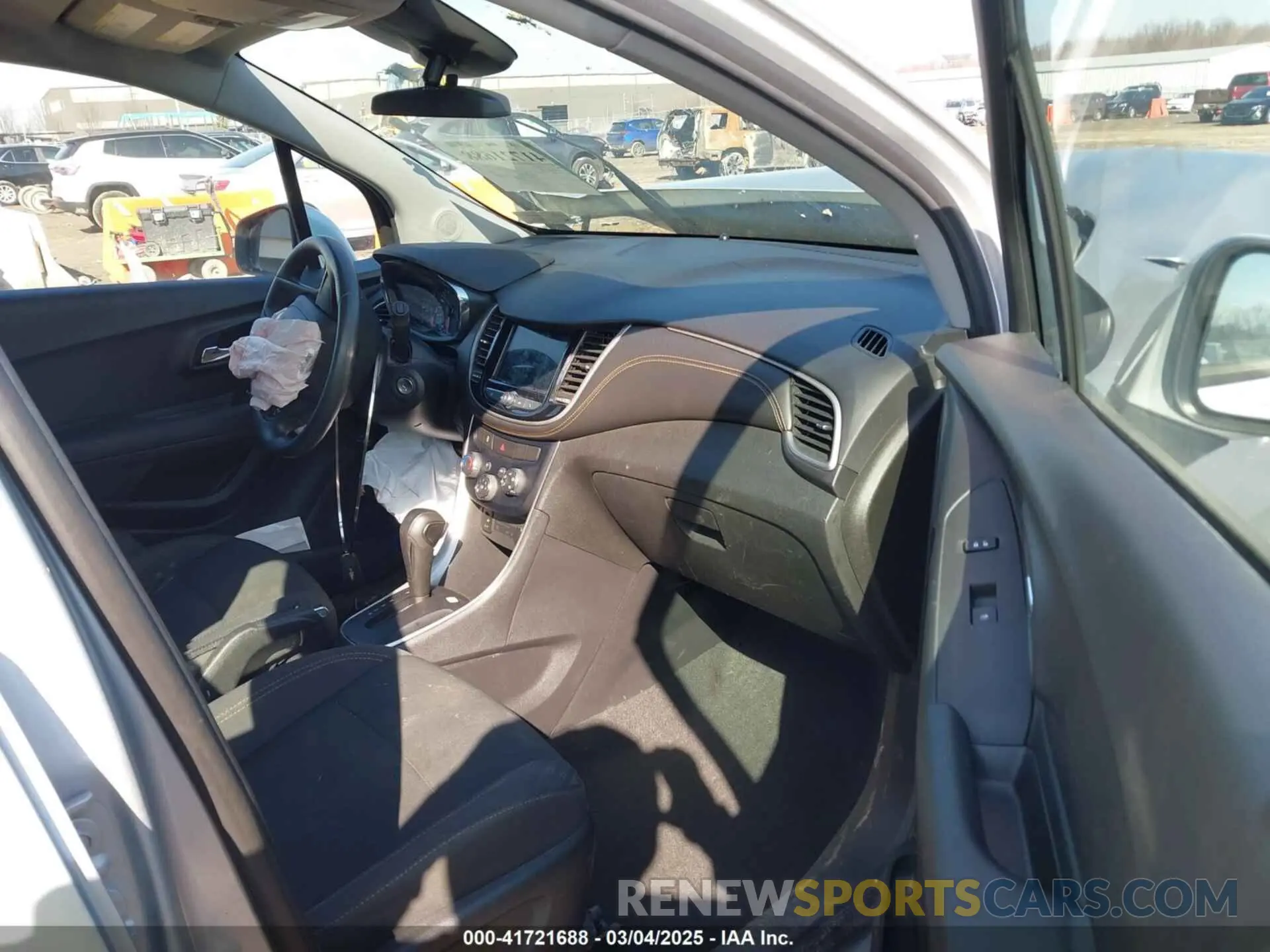 5 Photograph of a damaged car 3GNCJNSB4KL340044 CHEVROLET TRAX 2019