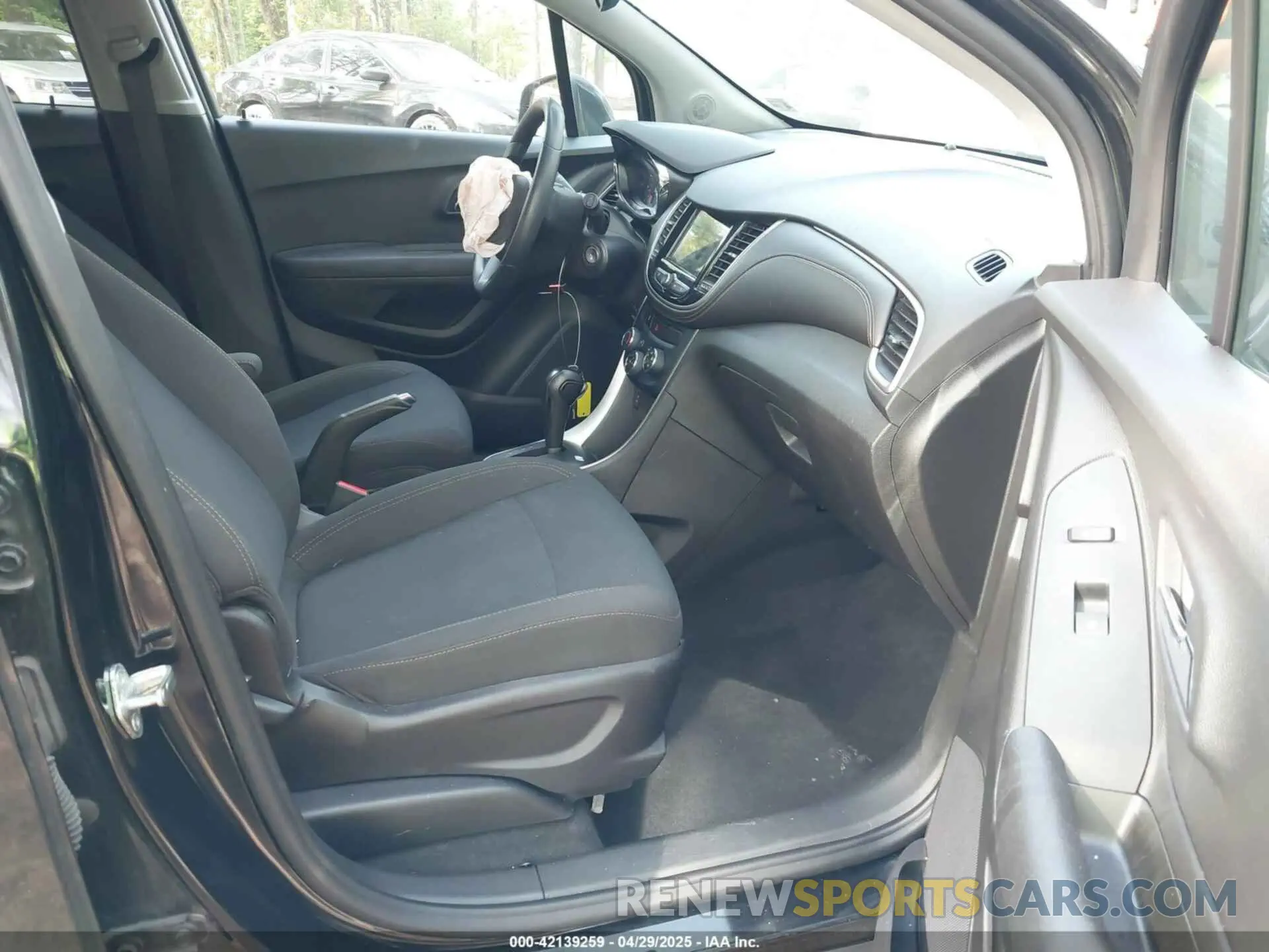 5 Photograph of a damaged car 3GNCJNSB6KL230273 CHEVROLET TRAX 2019