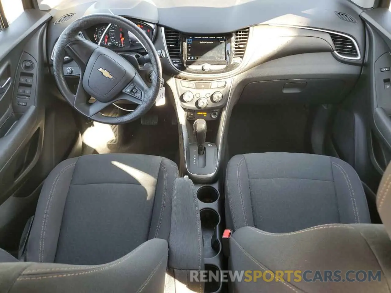 8 Photograph of a damaged car 3GNCJNSB6KL272698 CHEVROLET TRAX 2019
