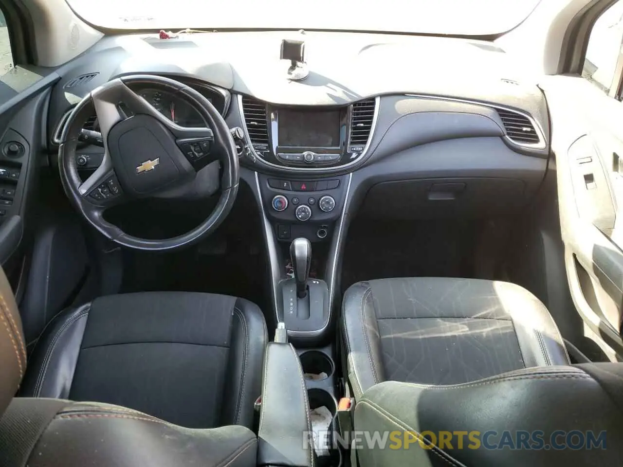 8 Photograph of a damaged car 3GNCJPSB0KL268822 CHEVROLET TRAX 2019