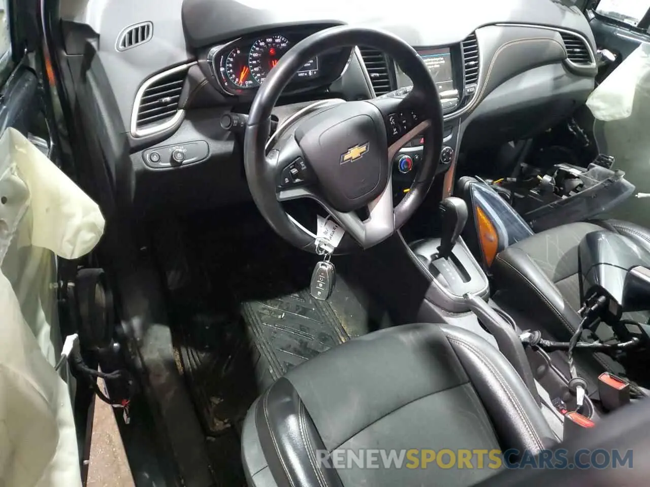 8 Photograph of a damaged car 3GNCJPSB0KL310566 CHEVROLET TRAX 2019