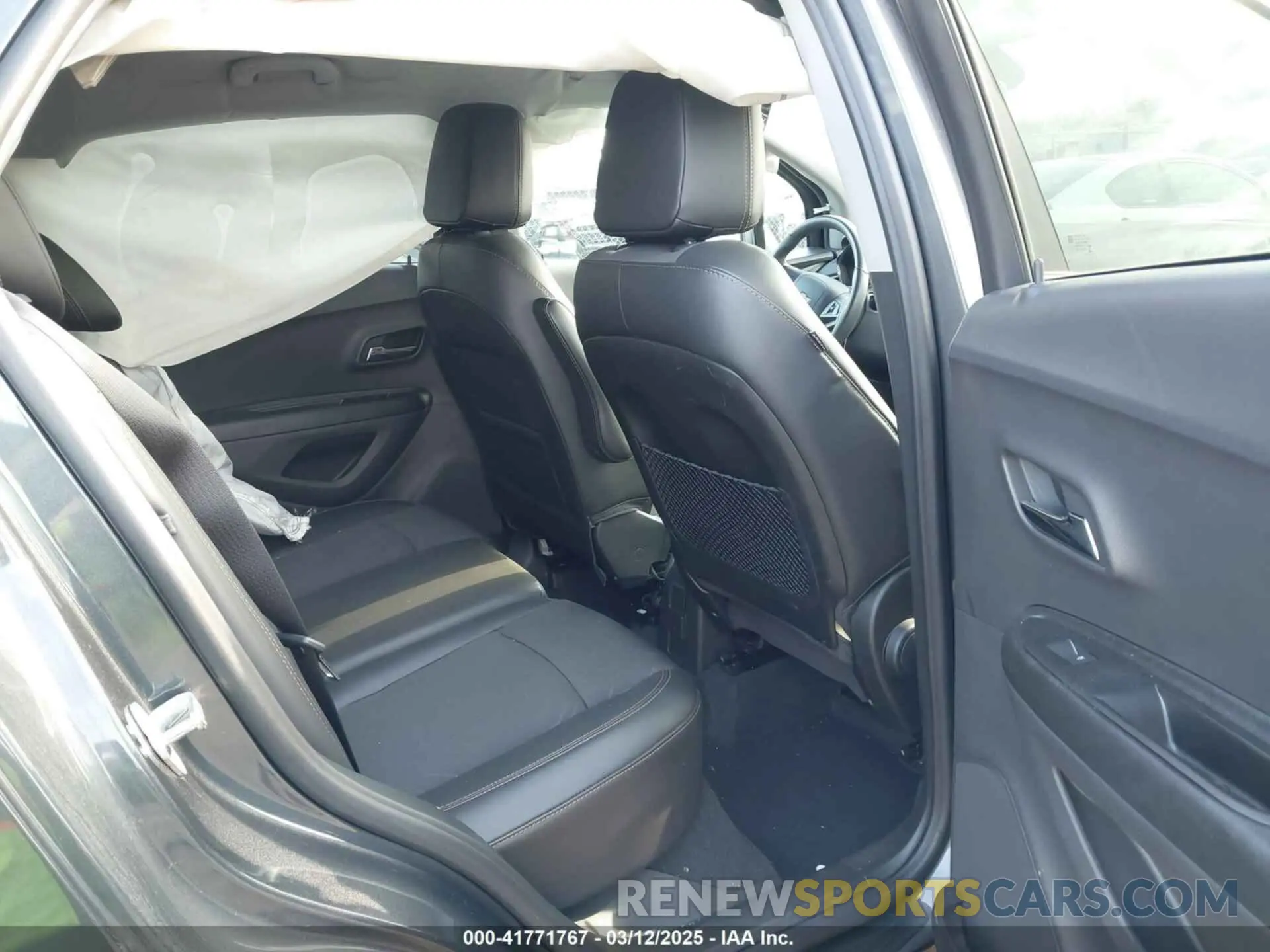 8 Photograph of a damaged car 3GNCJPSB2KL152196 CHEVROLET TRAX 2019