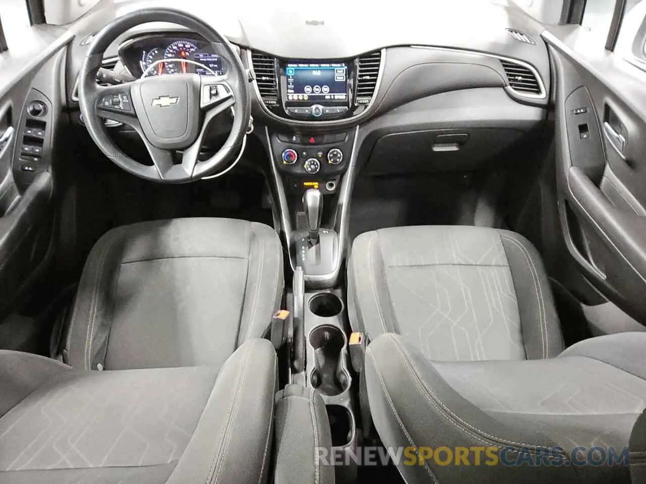 8 Photograph of a damaged car 3GNCJPSB3KL218240 CHEVROLET TRAX 2019
