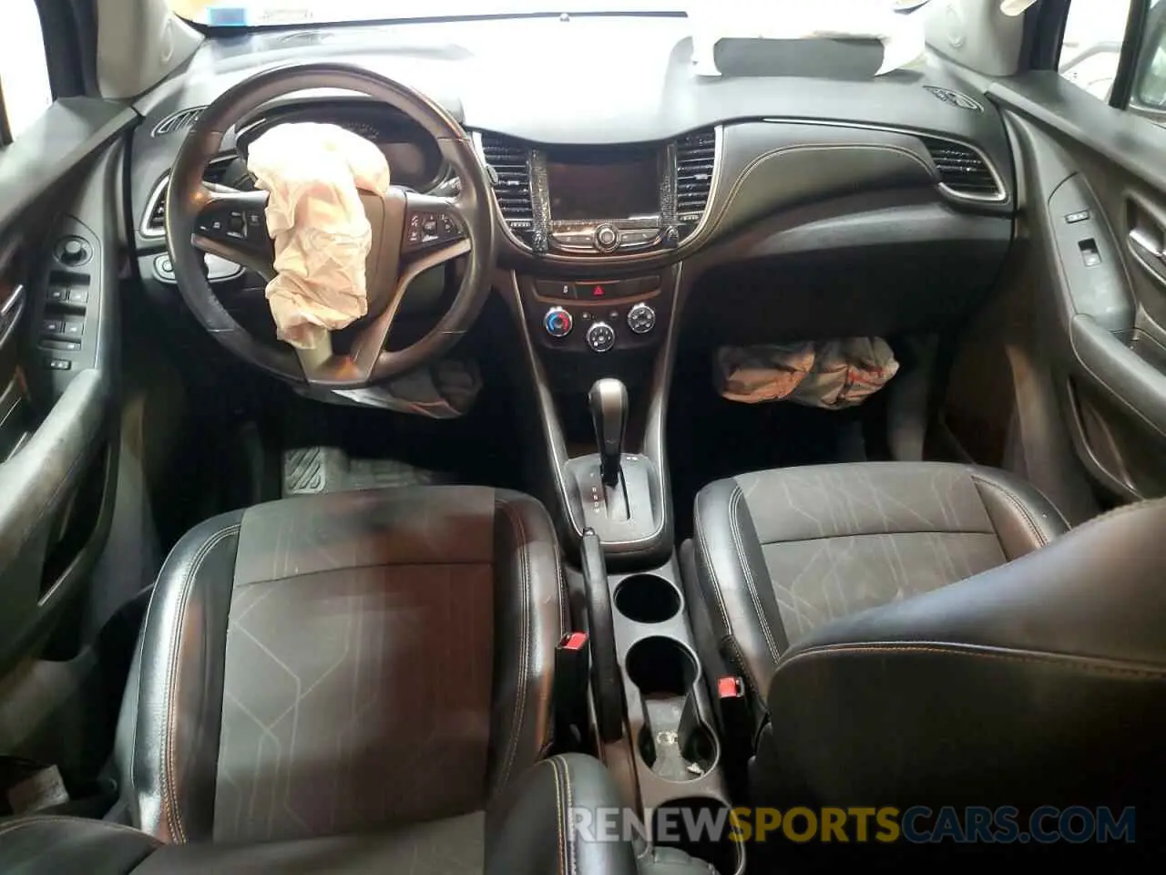 8 Photograph of a damaged car 3GNCJPSB3KL249228 CHEVROLET TRAX 2019