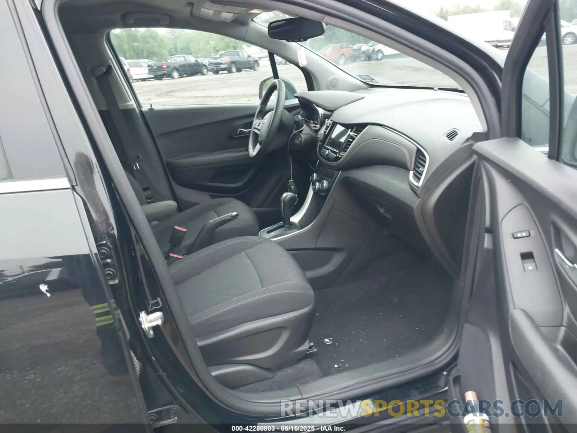 5 Photograph of a damaged car 3GNCJPSB6KL404838 CHEVROLET TRAX 2019