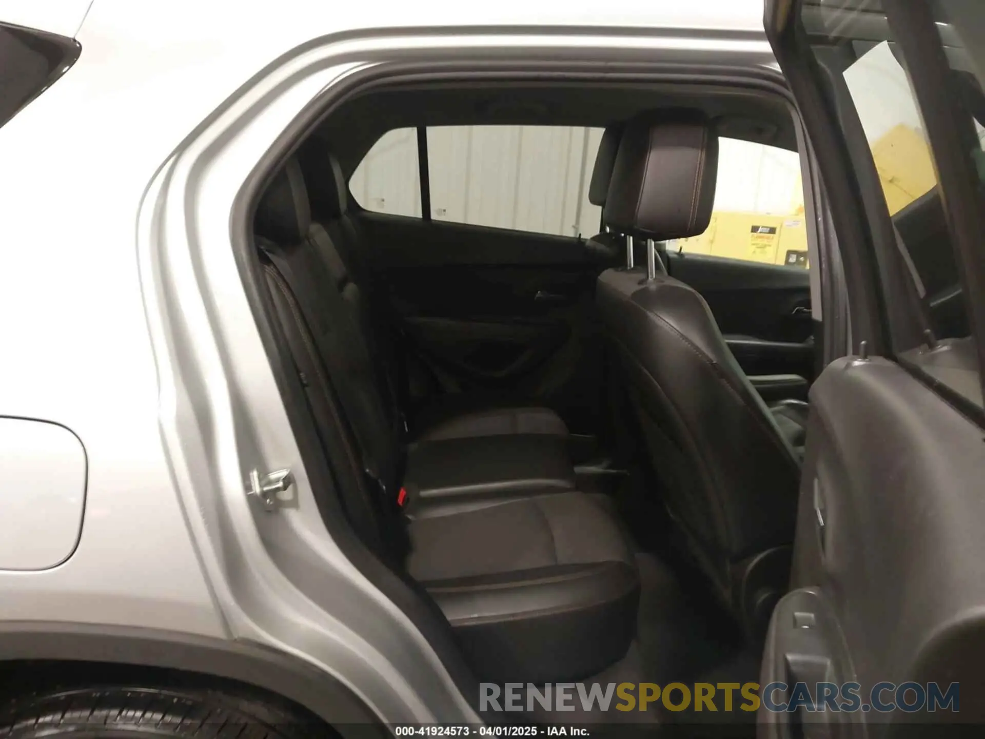 8 Photograph of a damaged car 3GNCJPSB7KL280644 CHEVROLET TRAX 2019