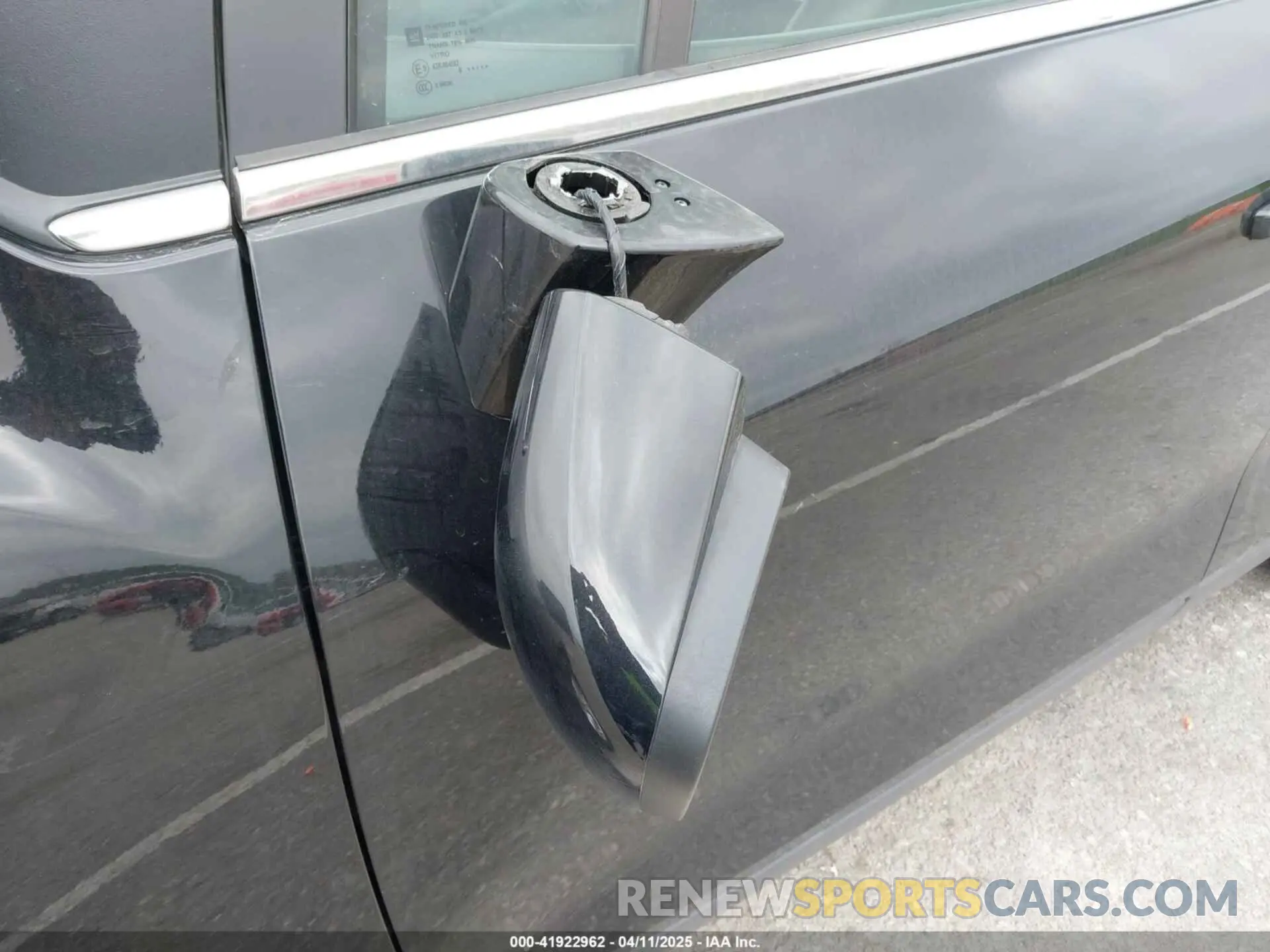 17 Photograph of a damaged car 3GNCJPSB8KL182271 CHEVROLET TRAX 2019