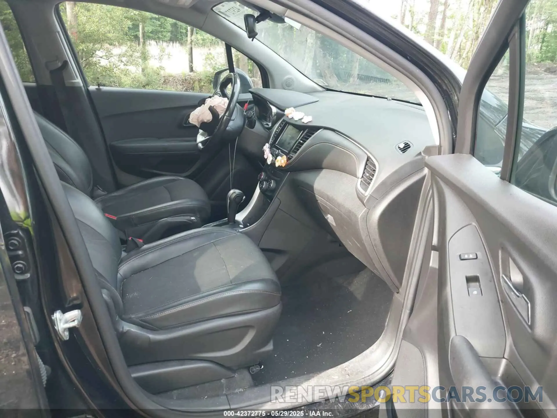 5 Photograph of a damaged car 3GNCJPSB9KL291421 CHEVROLET TRAX 2019