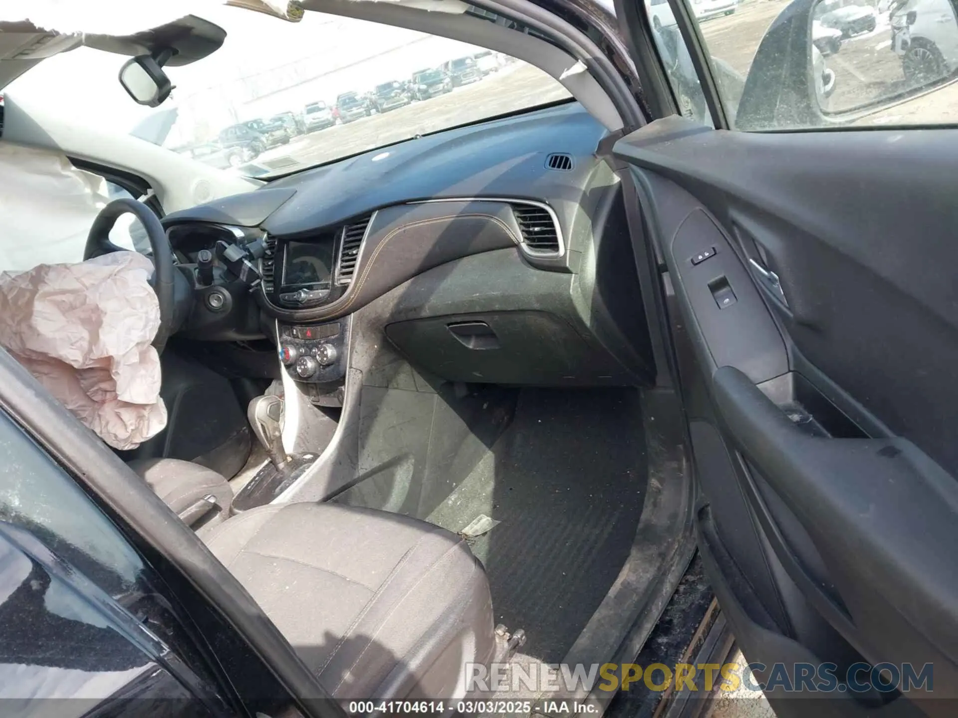5 Photograph of a damaged car 3GNCJPSB9KL359863 CHEVROLET TRAX 2019
