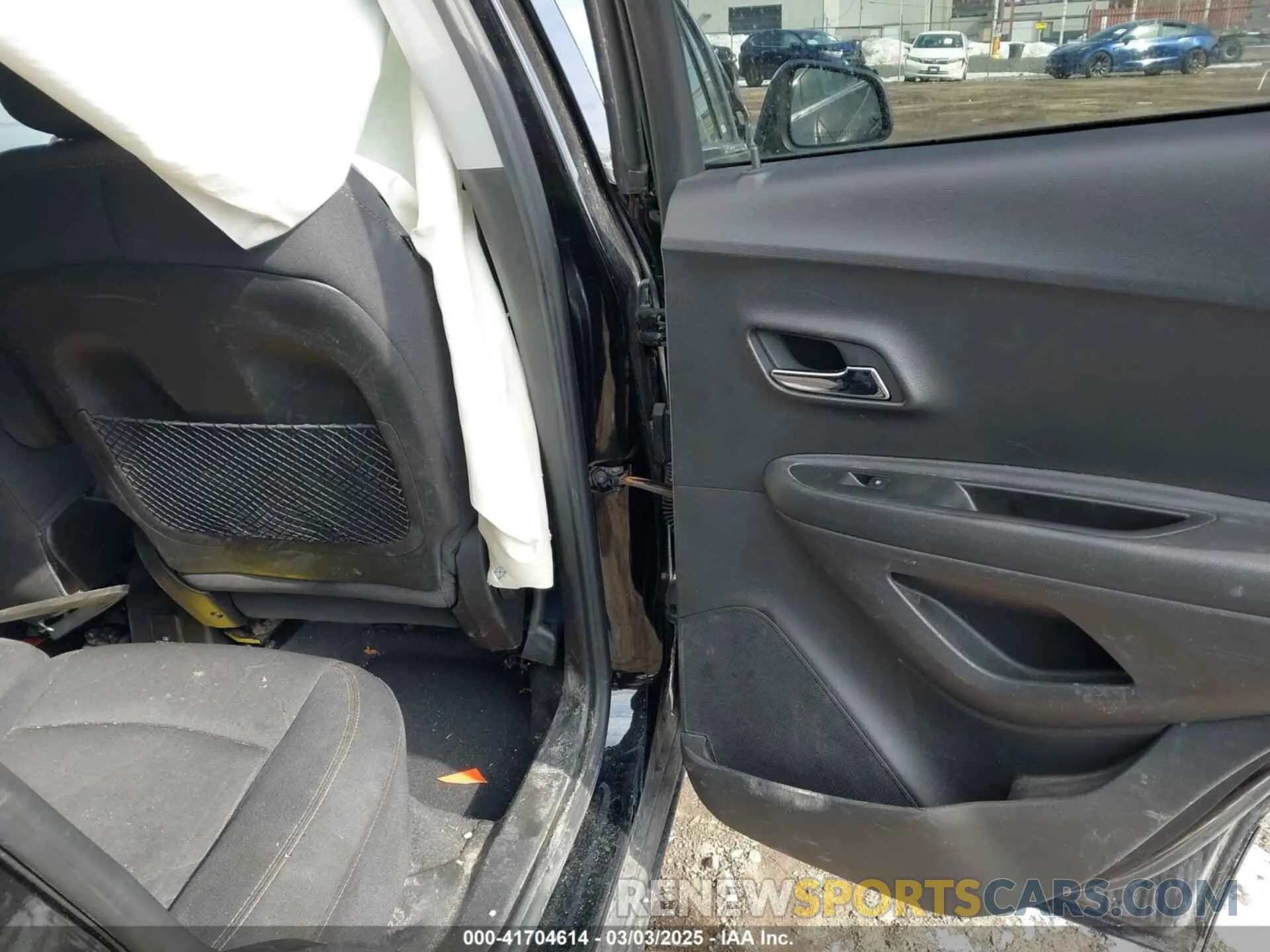 8 Photograph of a damaged car 3GNCJPSB9KL359863 CHEVROLET TRAX 2019