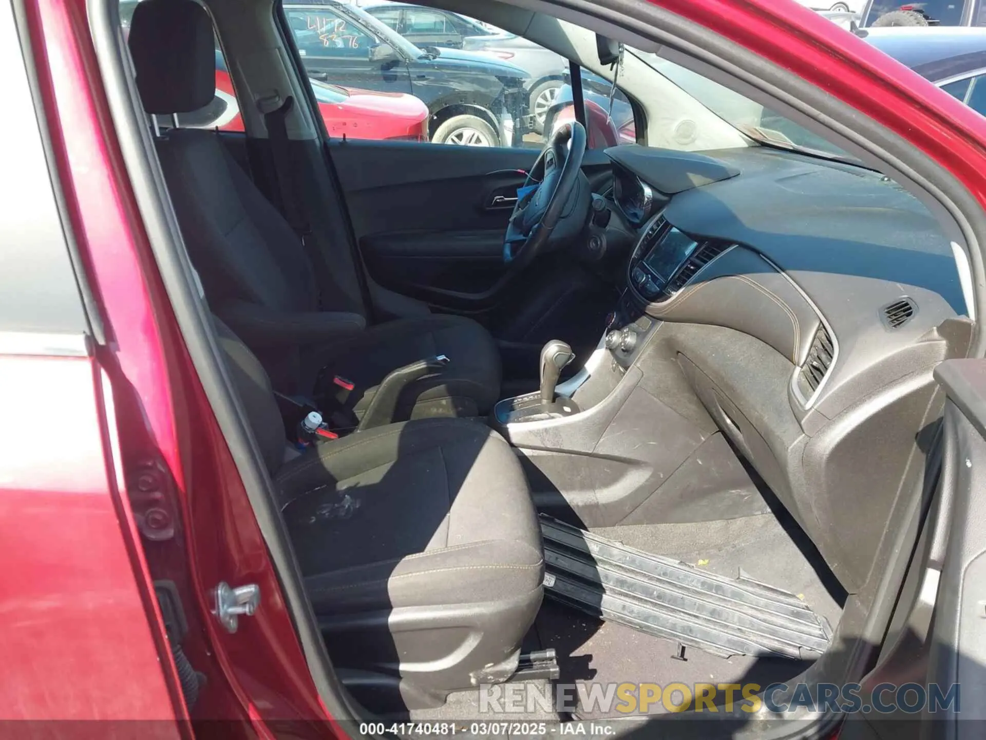 5 Photograph of a damaged car 3GNCJPSBXKL367504 CHEVROLET TRAX 2019