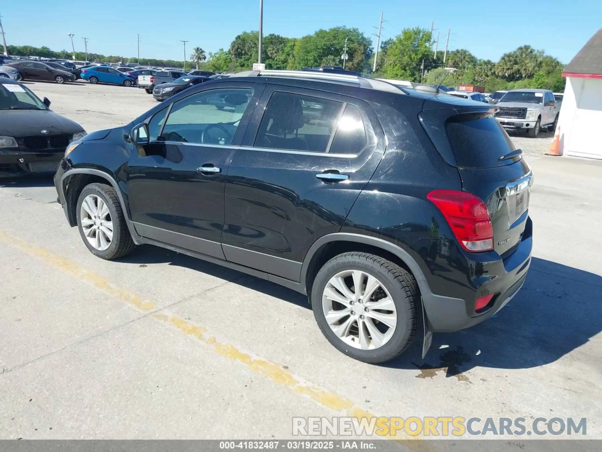 3 Photograph of a damaged car 3GNCJRSB9KL192318 CHEVROLET TRAX 2019