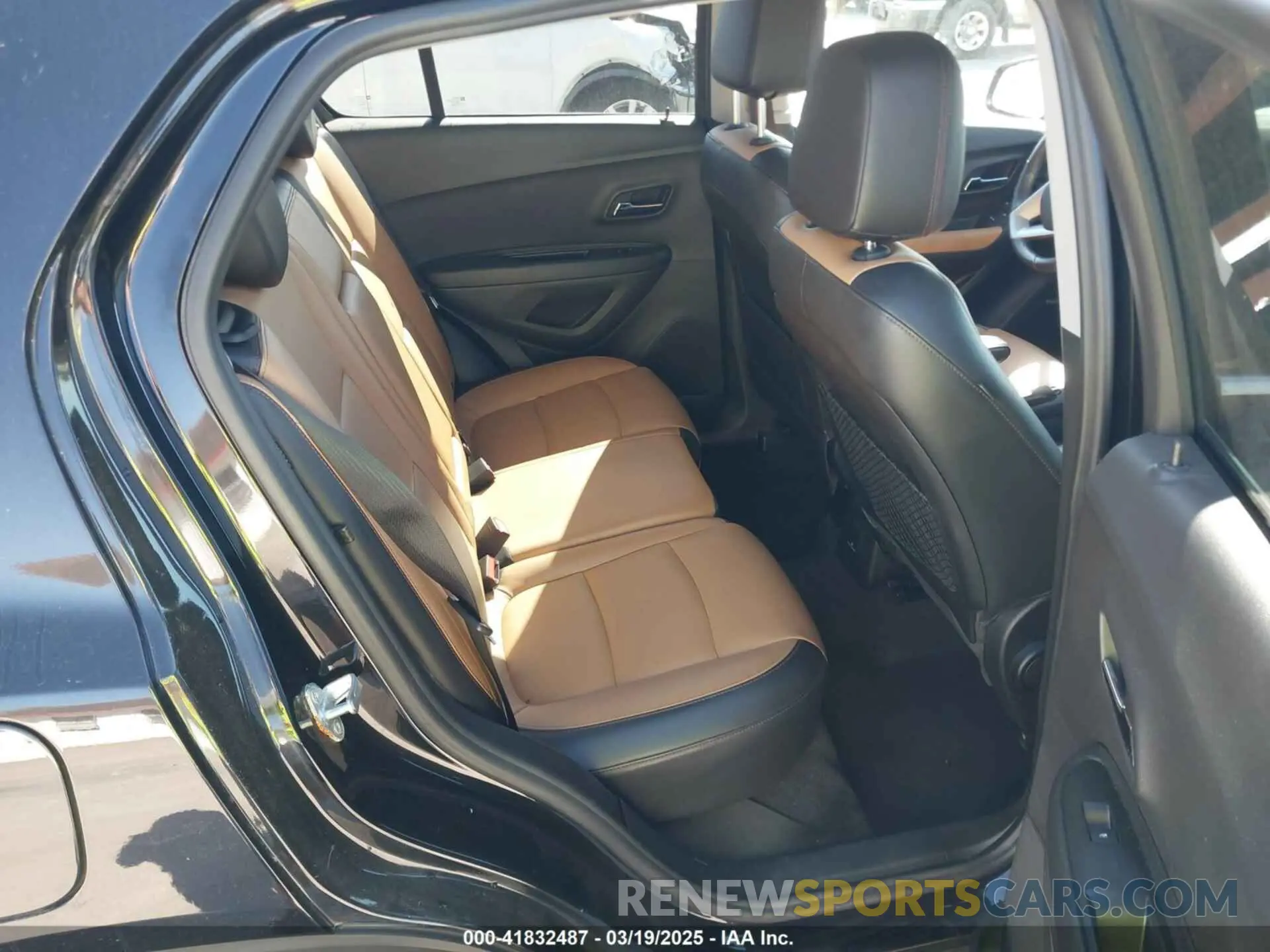 8 Photograph of a damaged car 3GNCJRSB9KL192318 CHEVROLET TRAX 2019