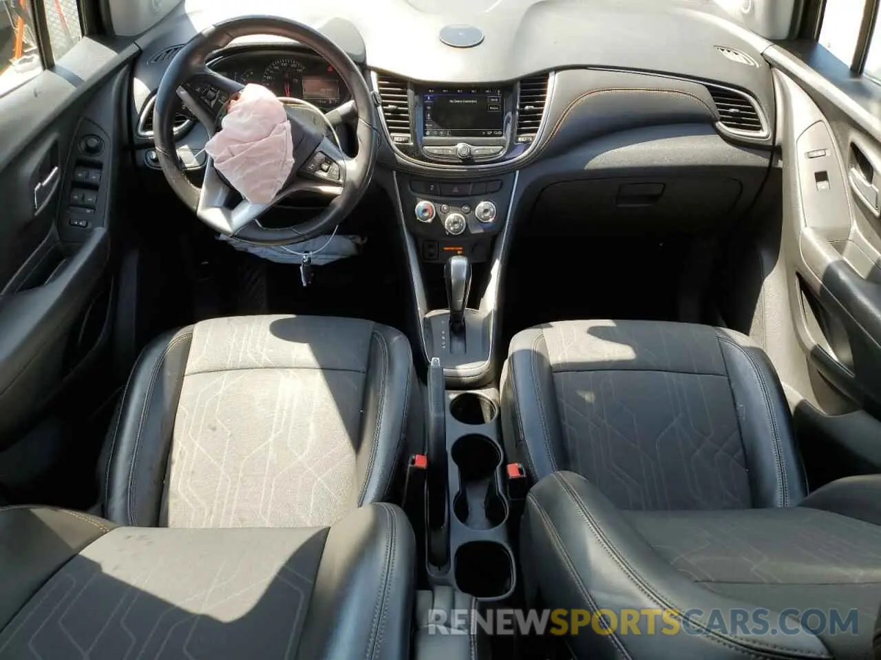 8 Photograph of a damaged car KL7CJLSB0KB811053 CHEVROLET TRAX 2019