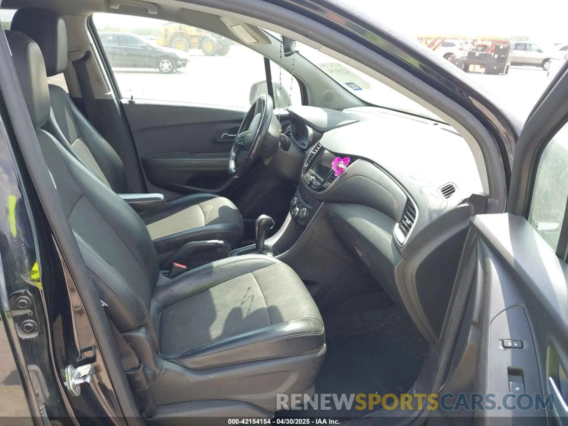 5 Photograph of a damaged car KL7CJLSB1KB817282 CHEVROLET TRAX 2019