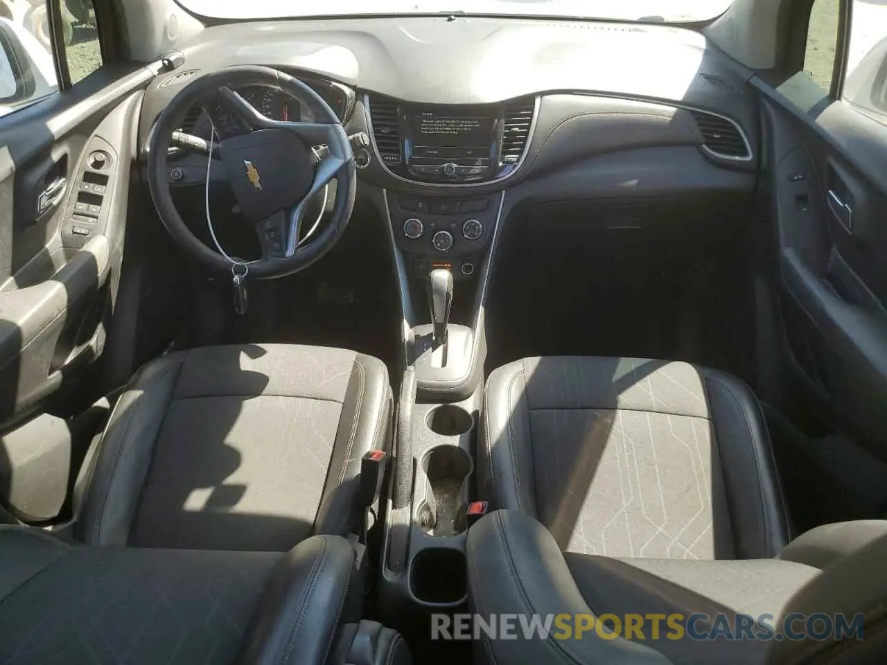 8 Photograph of a damaged car KL7CJLSB1KB870158 CHEVROLET TRAX 2019