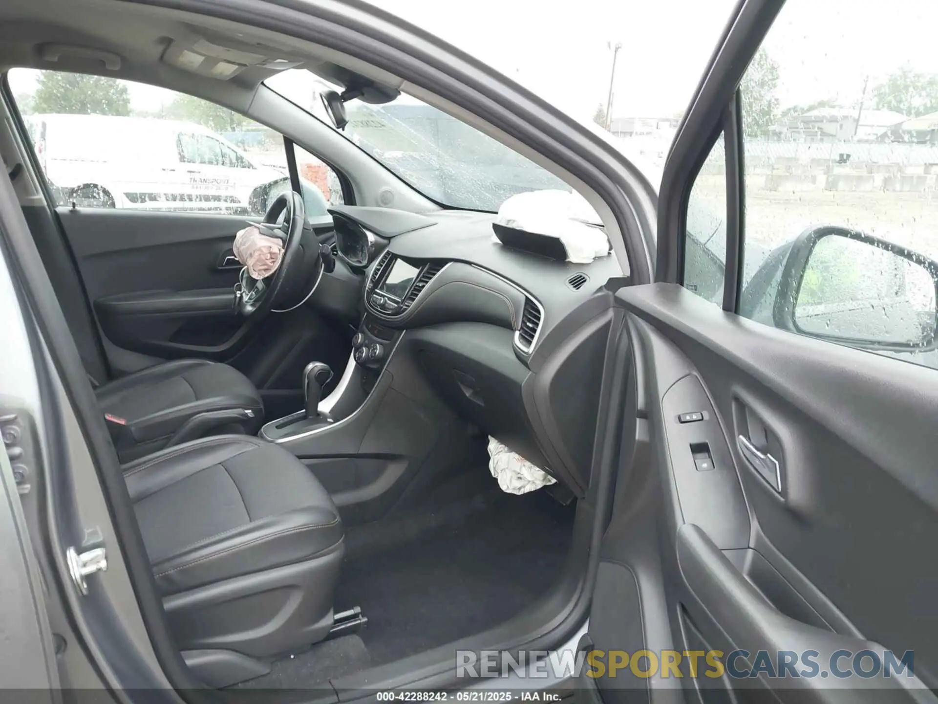 5 Photograph of a damaged car KL7CJLSB1KB877160 CHEVROLET TRAX 2019