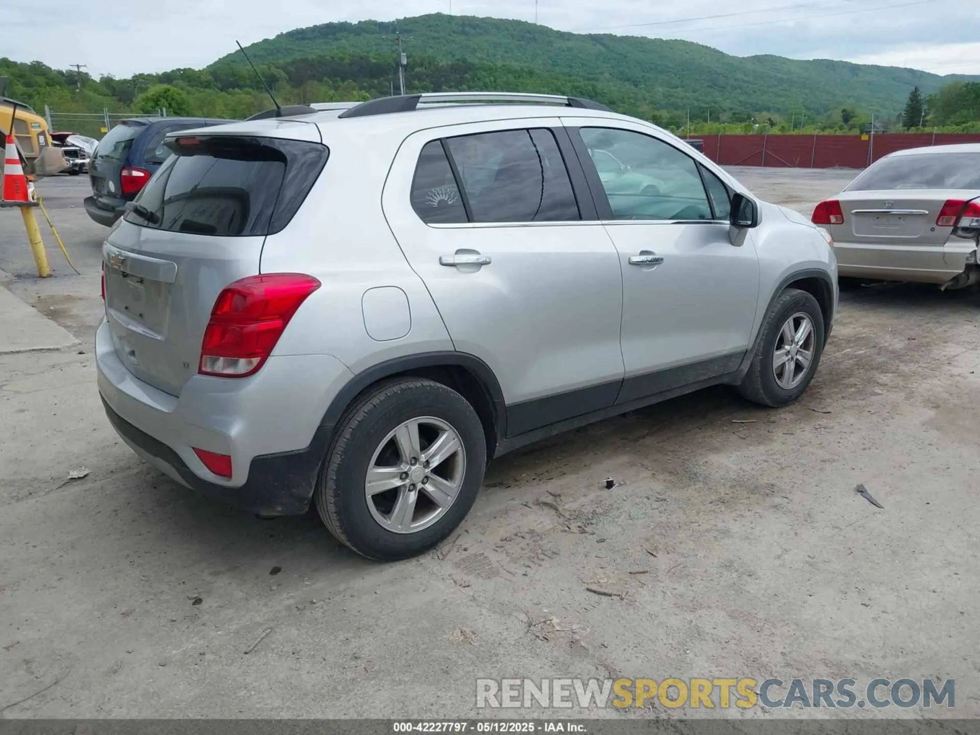 4 Photograph of a damaged car KL7CJLSB1KB961043 CHEVROLET TRAX 2019