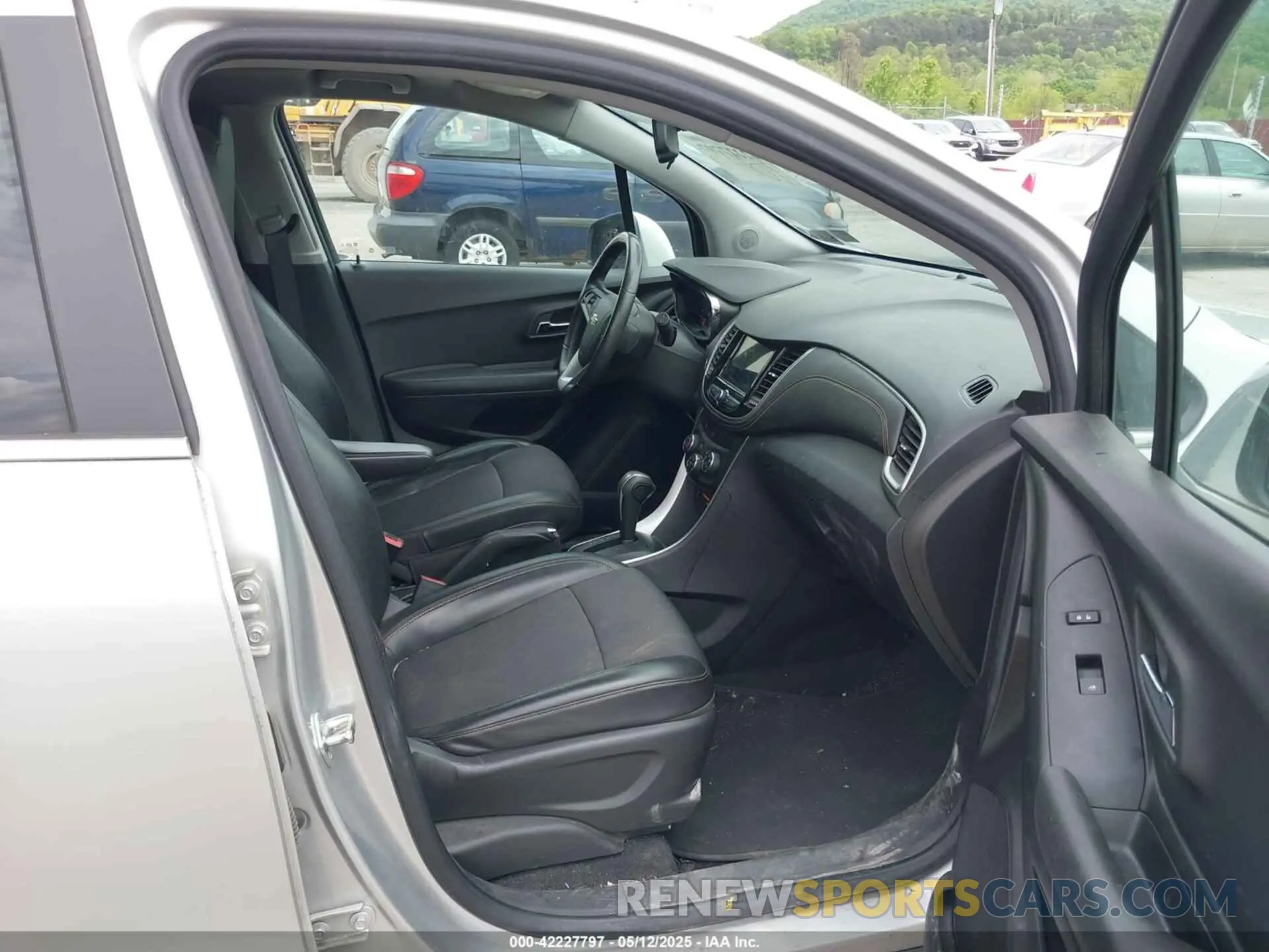 5 Photograph of a damaged car KL7CJLSB1KB961043 CHEVROLET TRAX 2019