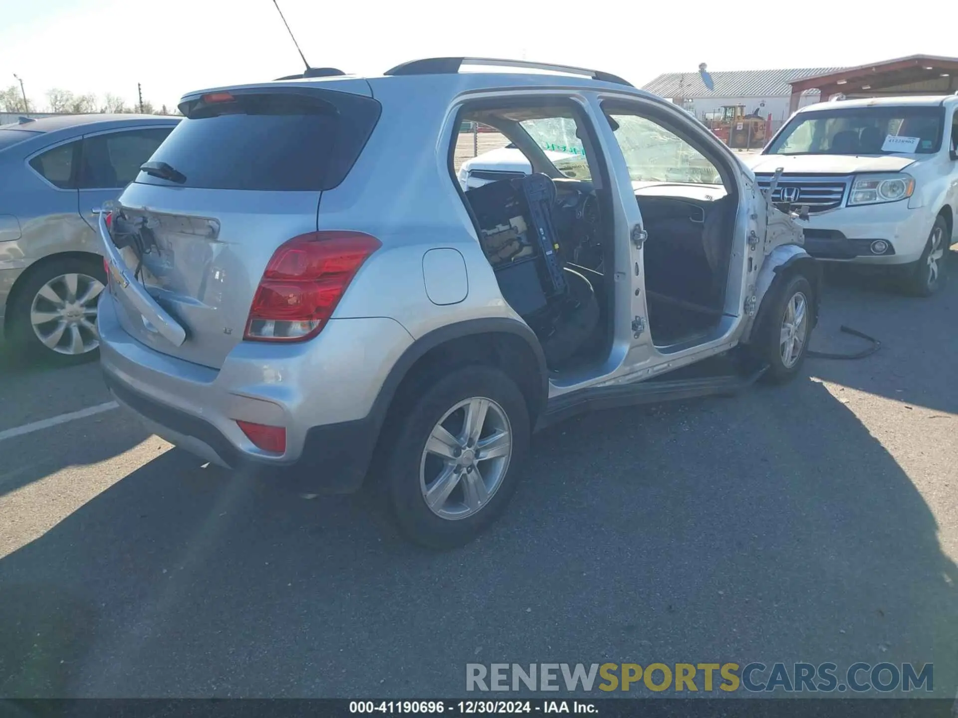 4 Photograph of a damaged car KL7CJLSB3KB748045 CHEVROLET TRAX 2019