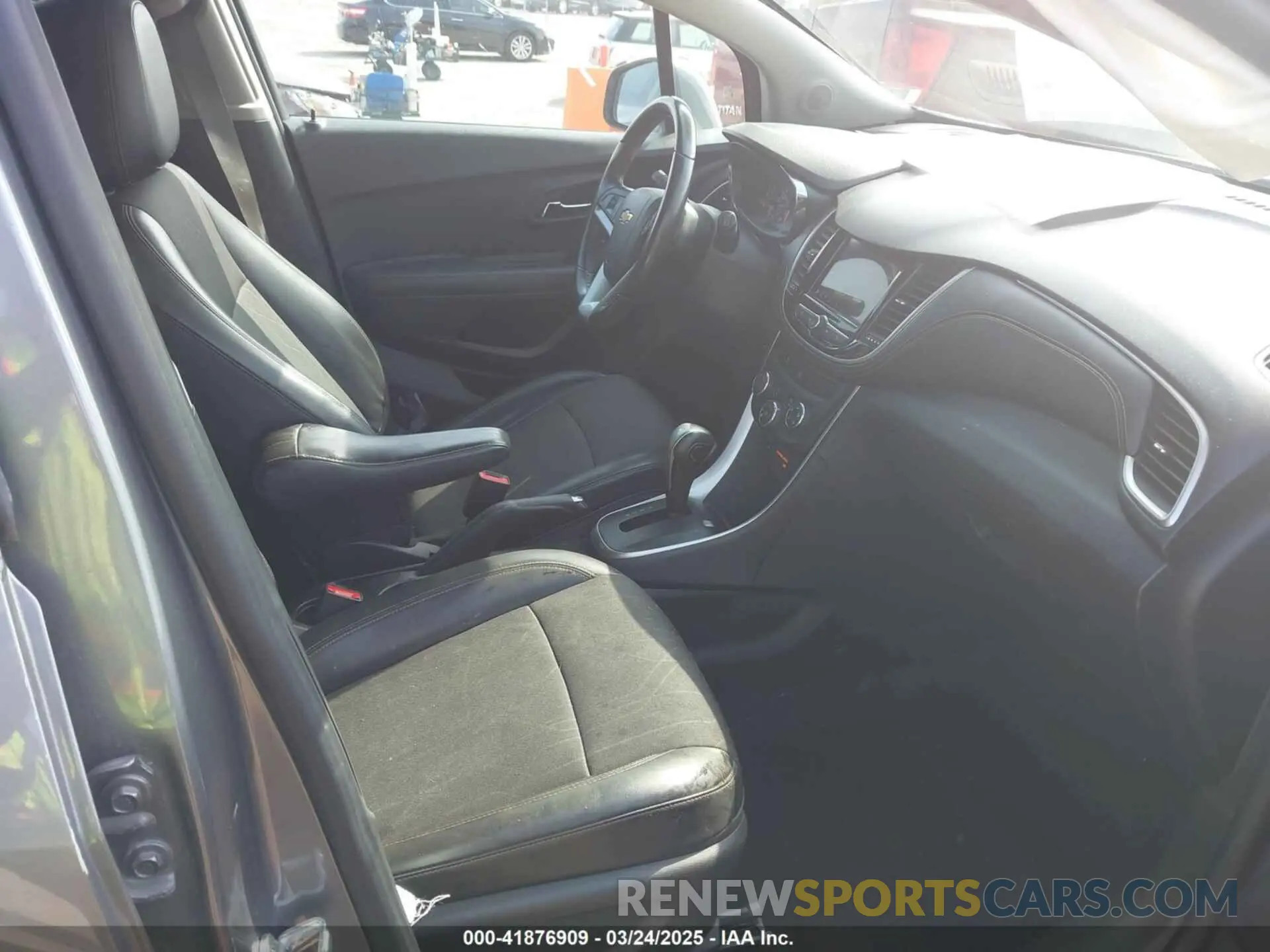 5 Photograph of a damaged car KL7CJLSB4KB930837 CHEVROLET TRAX 2019